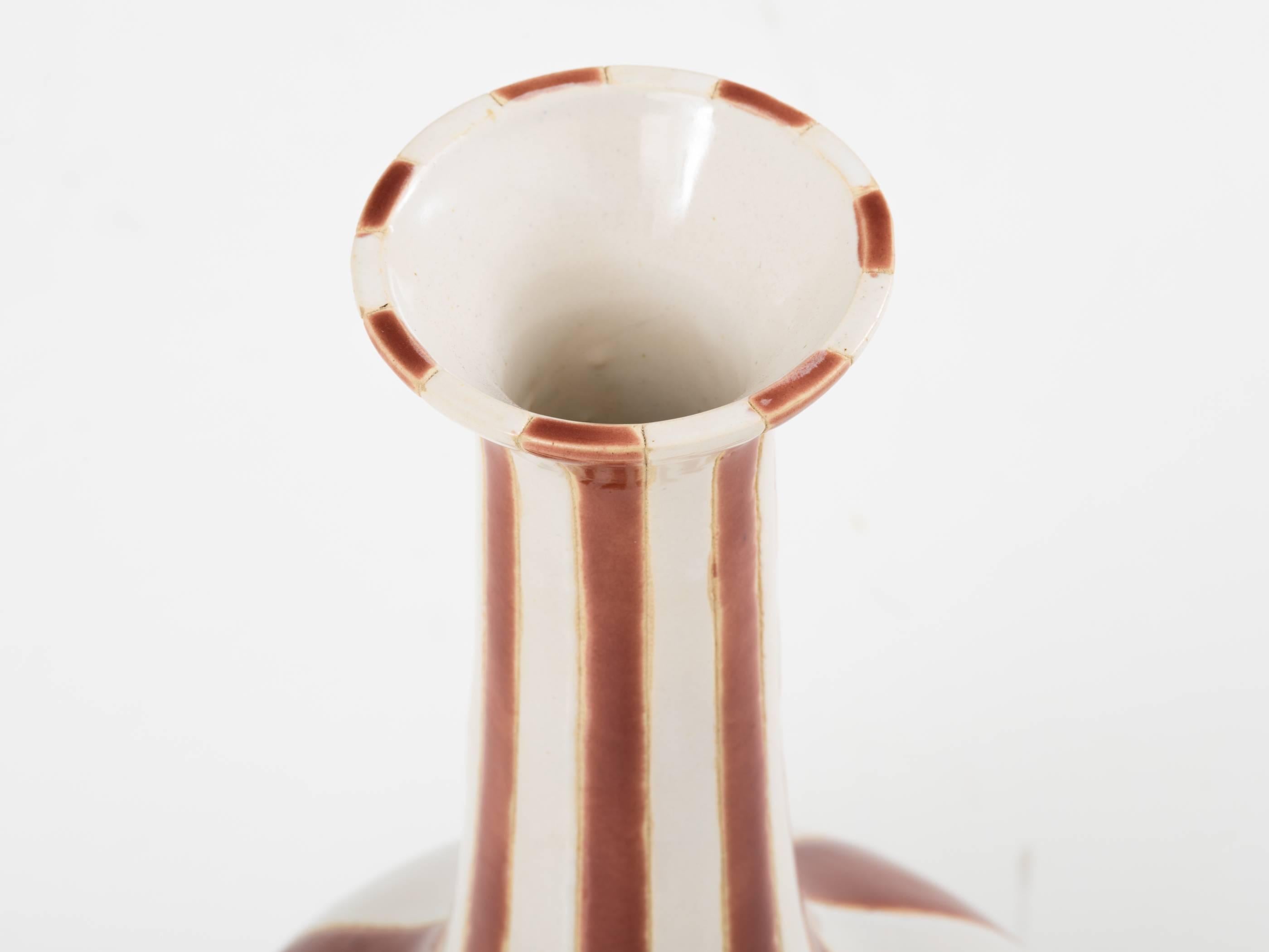 Vase italien en céramique émaillée du milieu du siècle avec un design à rayures brunes et blanches.