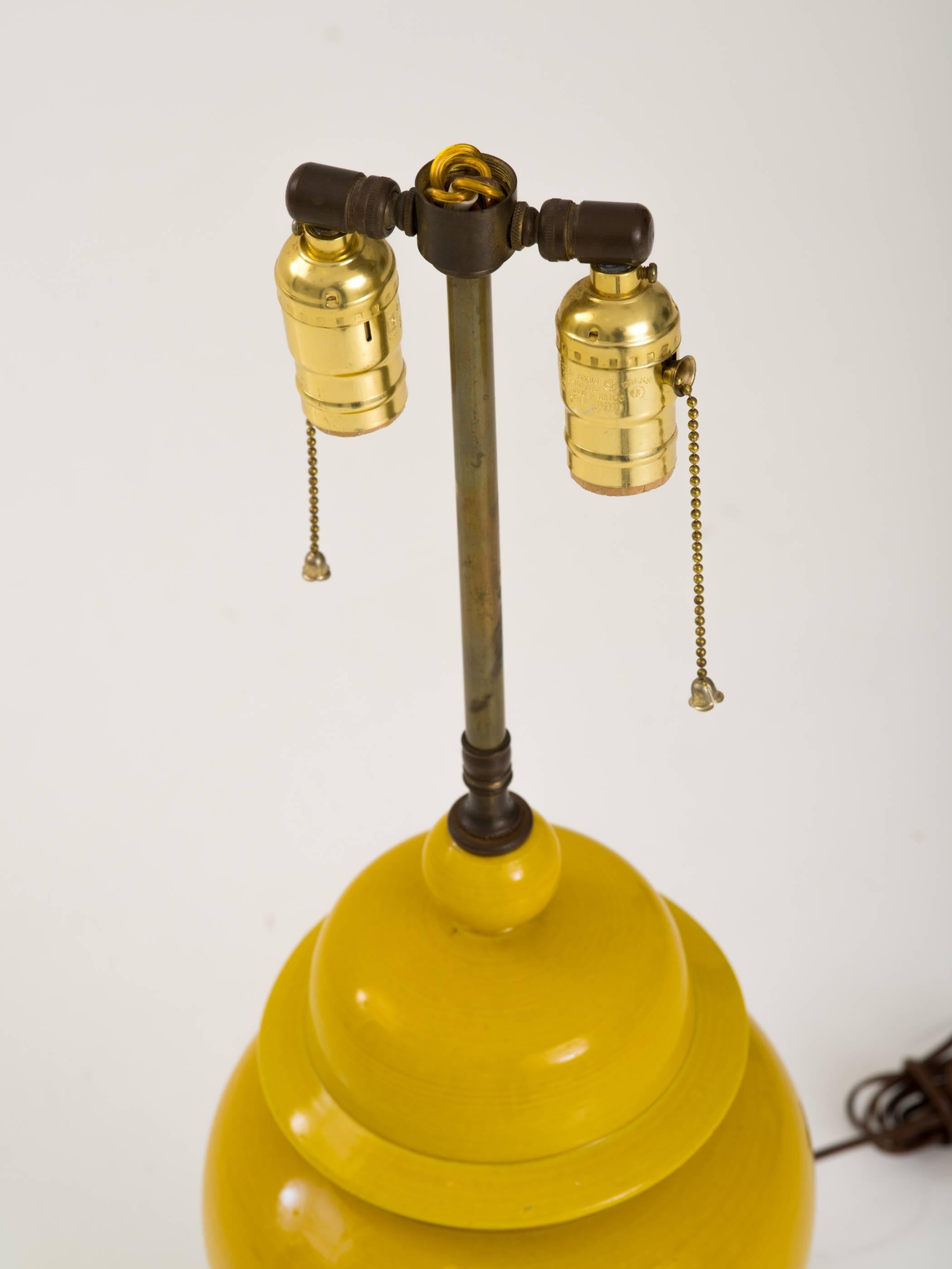 Vibrant Asian Style Yellow Ceramic Table Lamp In Excellent Condition For Sale In Montreal, QC