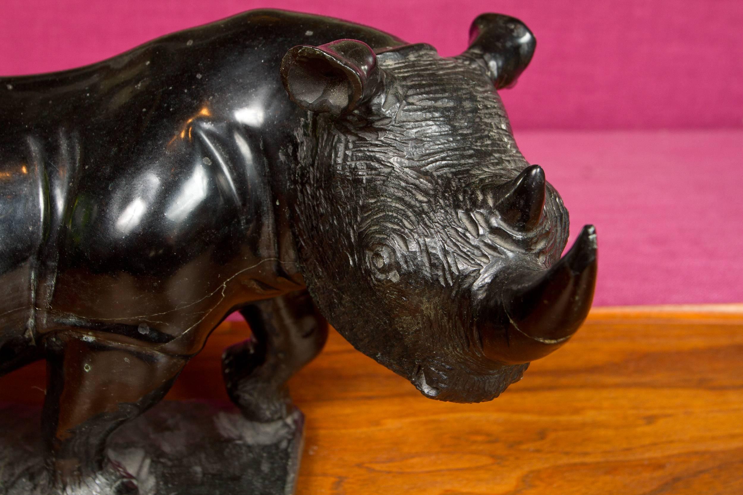 Scultura di rinoceronte scolpito in pietra nera Shona Art dallo Zimbabwe.