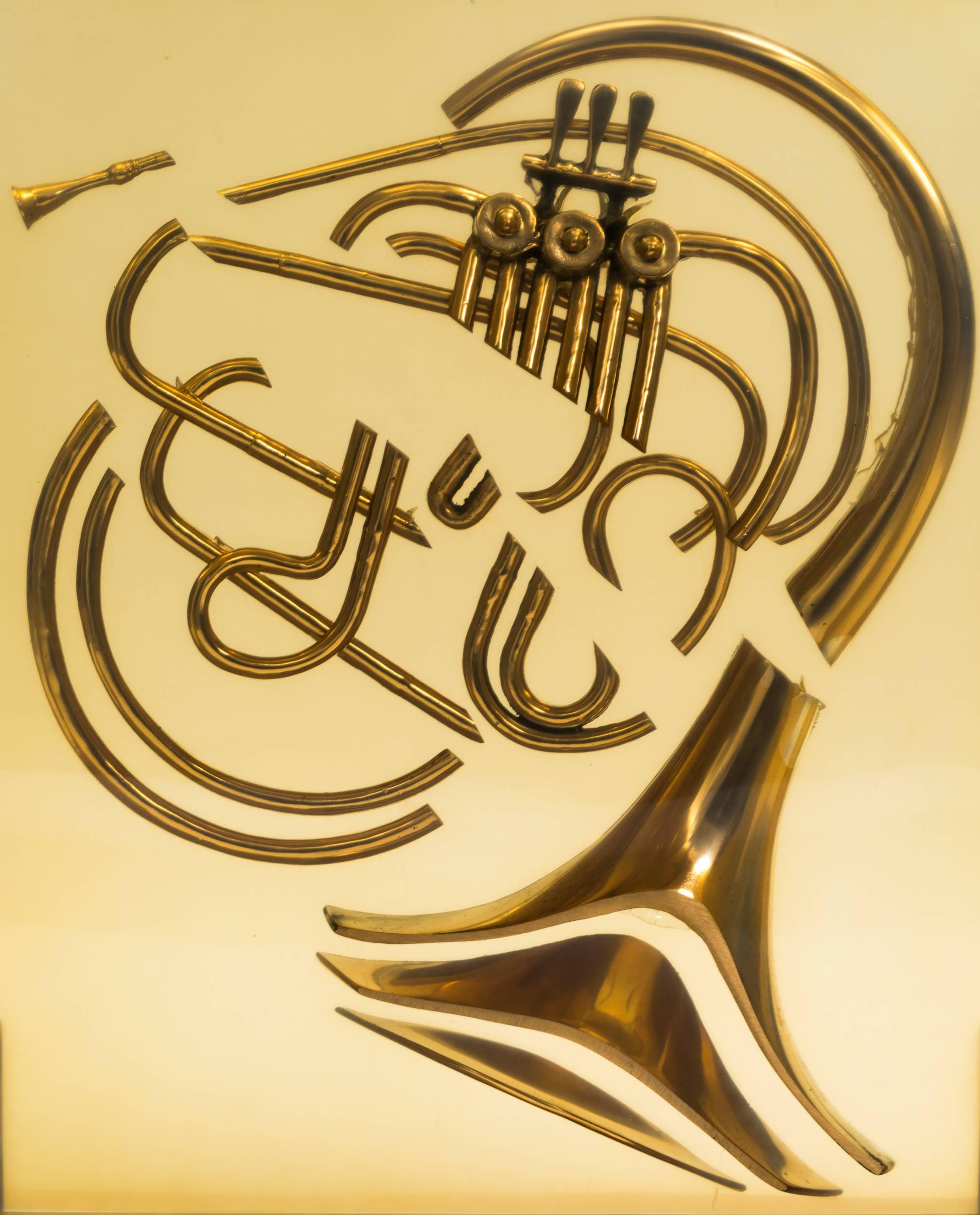 Französisches Horn aus zerbrochenem Bronzeguss, umhüllt von Harz, von Arman Fernandez. Montiert auf originalem Sockel aus polierter Bronze. Gezeichnet 