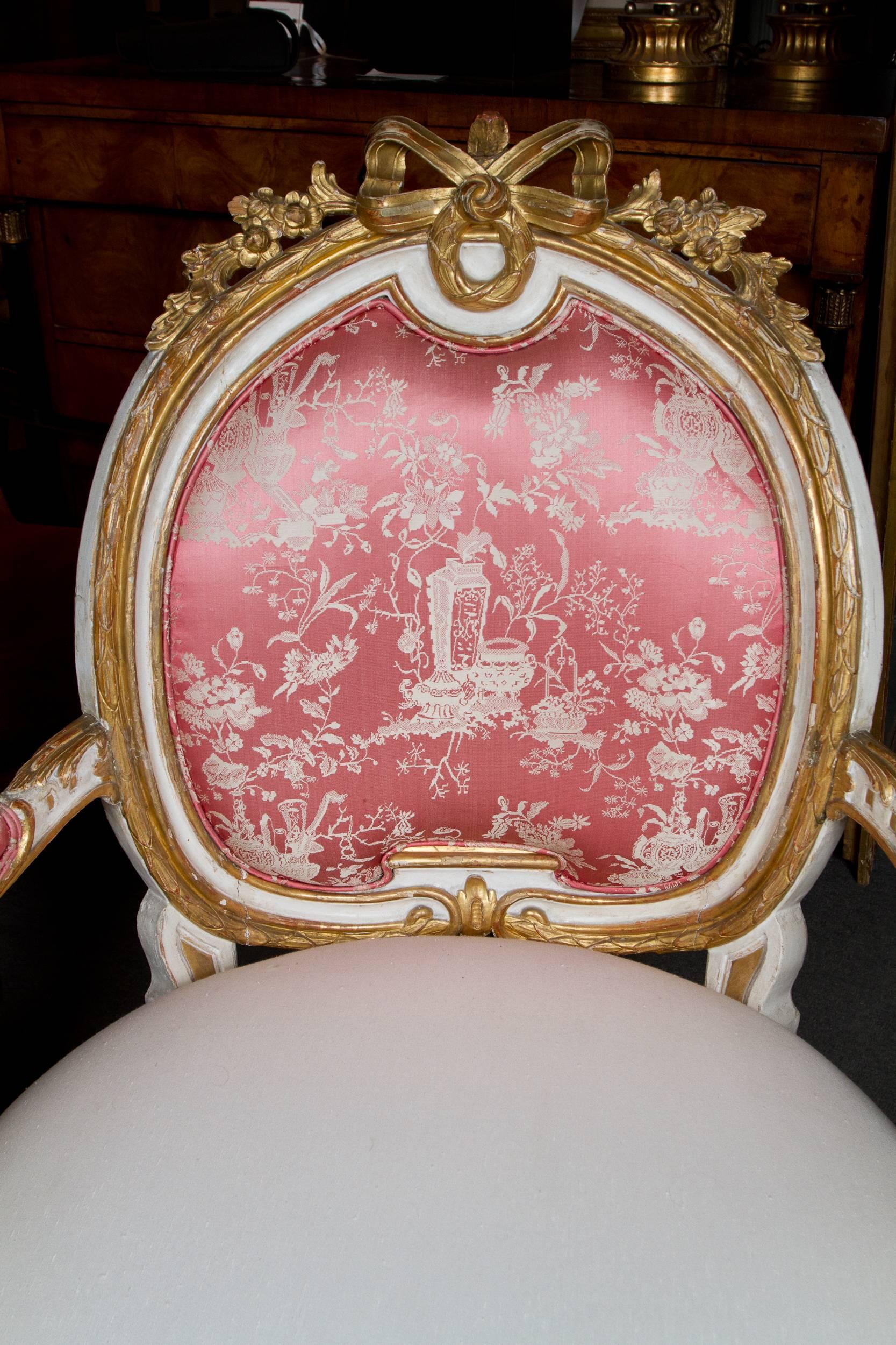 Elegant Gilded and White Painted Upholstered Italian Louis XVI Style Armchair For Sale 5