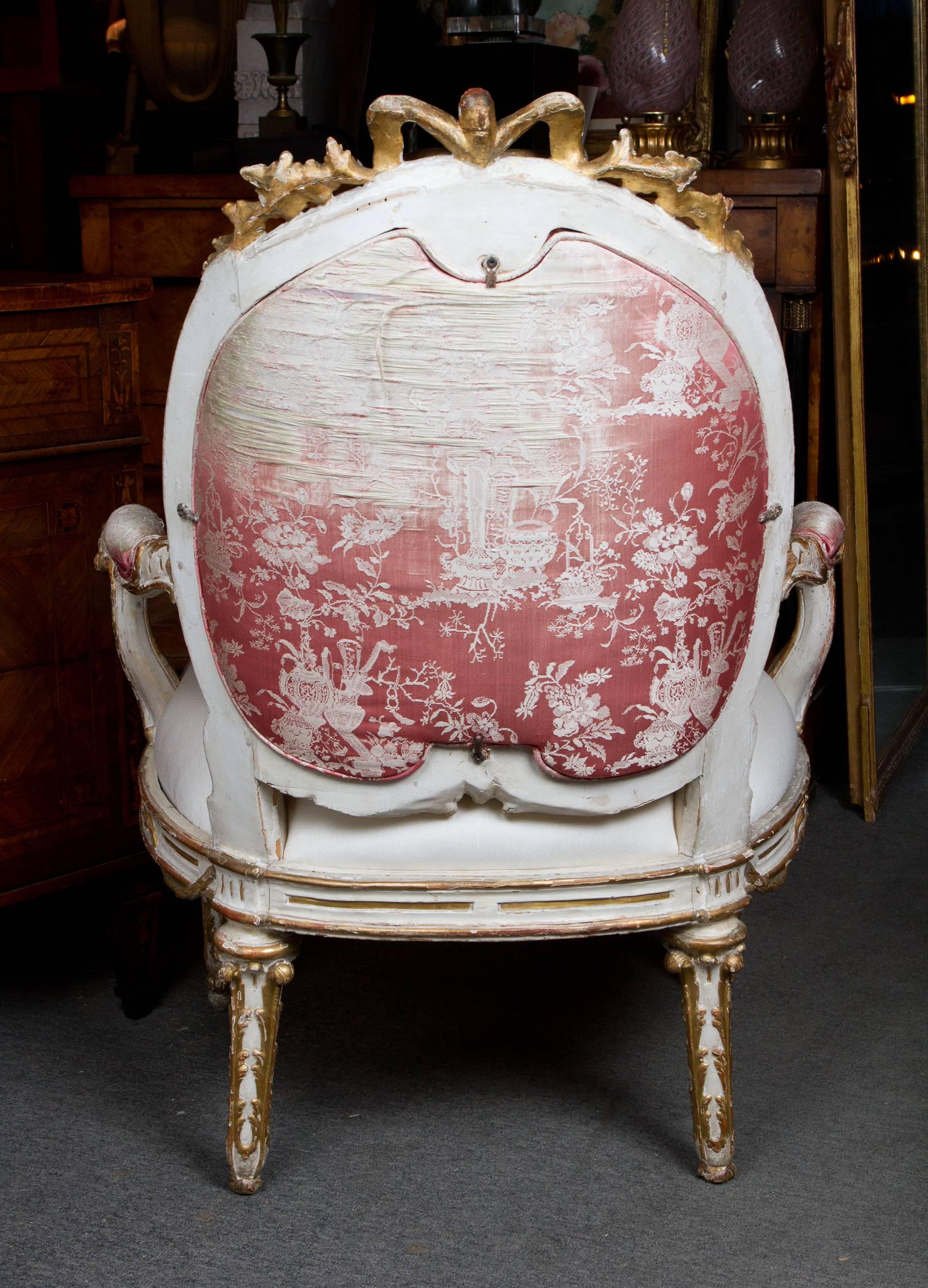 Elegant Gilded and White Painted Upholstered Italian Louis XVI Style Armchair In Good Condition For Sale In Montreal, QC