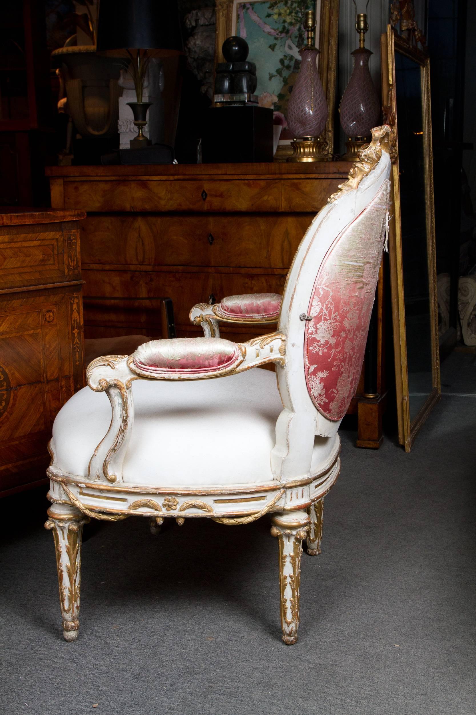 Early 19th Century Elegant Gilded and White Painted Upholstered Italian Louis XVI Style Armchair For Sale