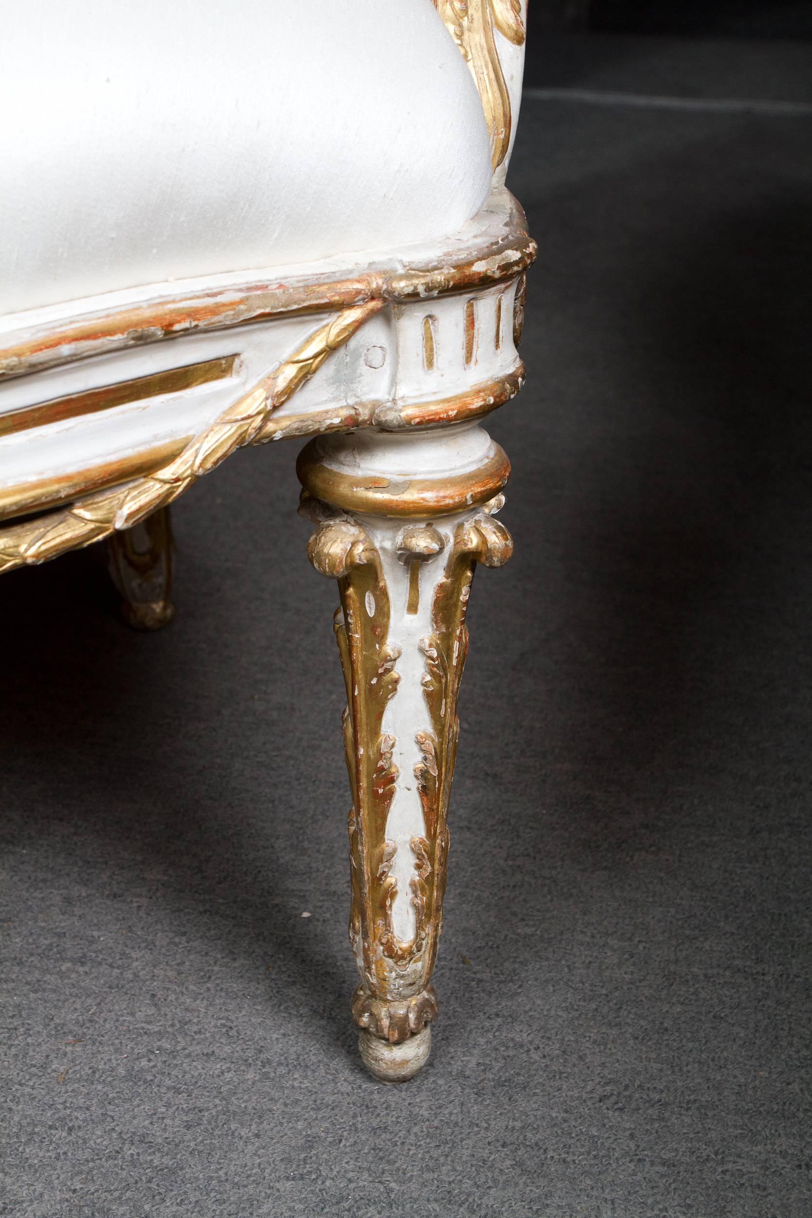 Elegant Gilded and White Painted Upholstered Italian Louis XVI Style Armchair For Sale 3