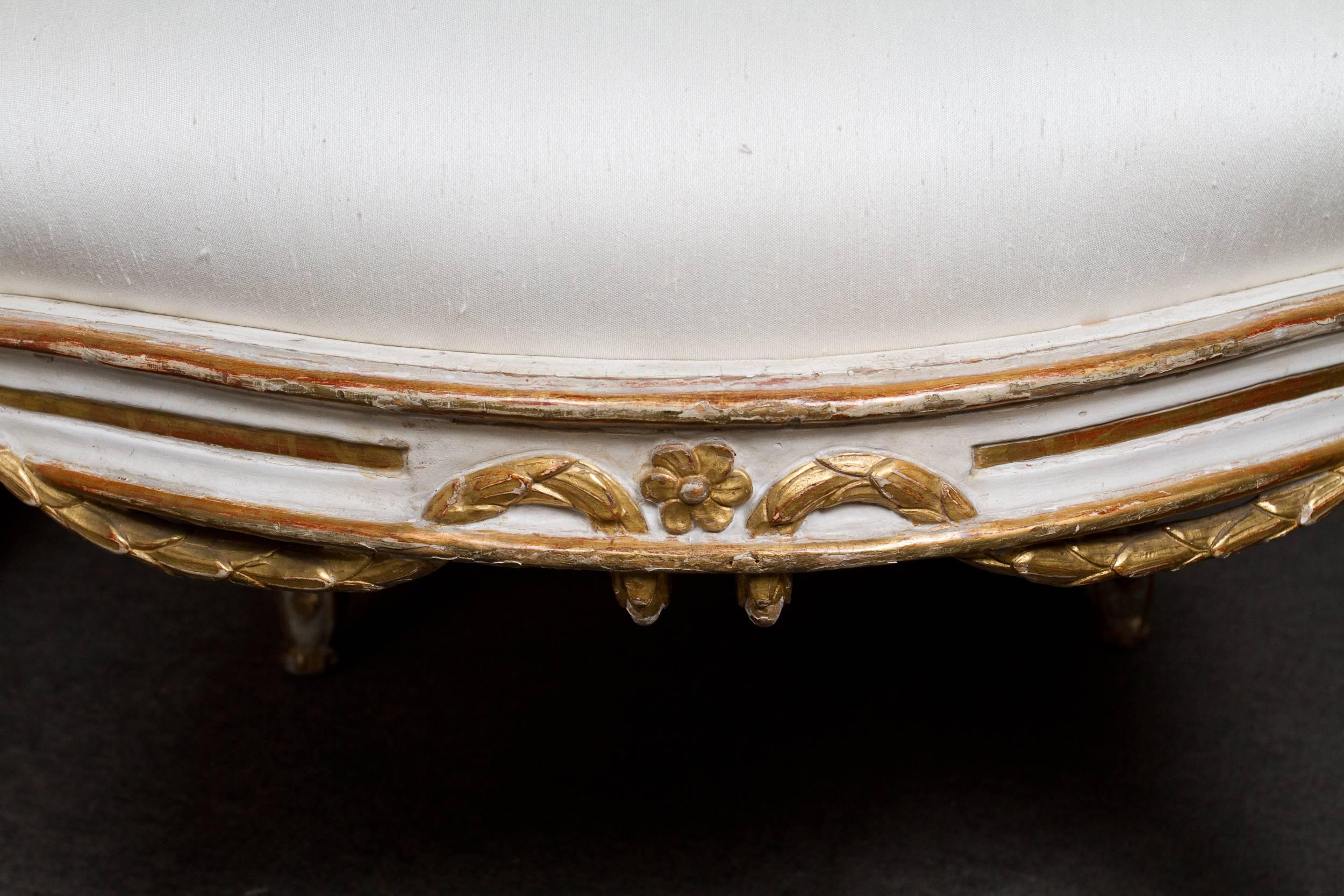 Elegant Gilded and White Painted Upholstered Italian Louis XVI Style Armchair For Sale 4