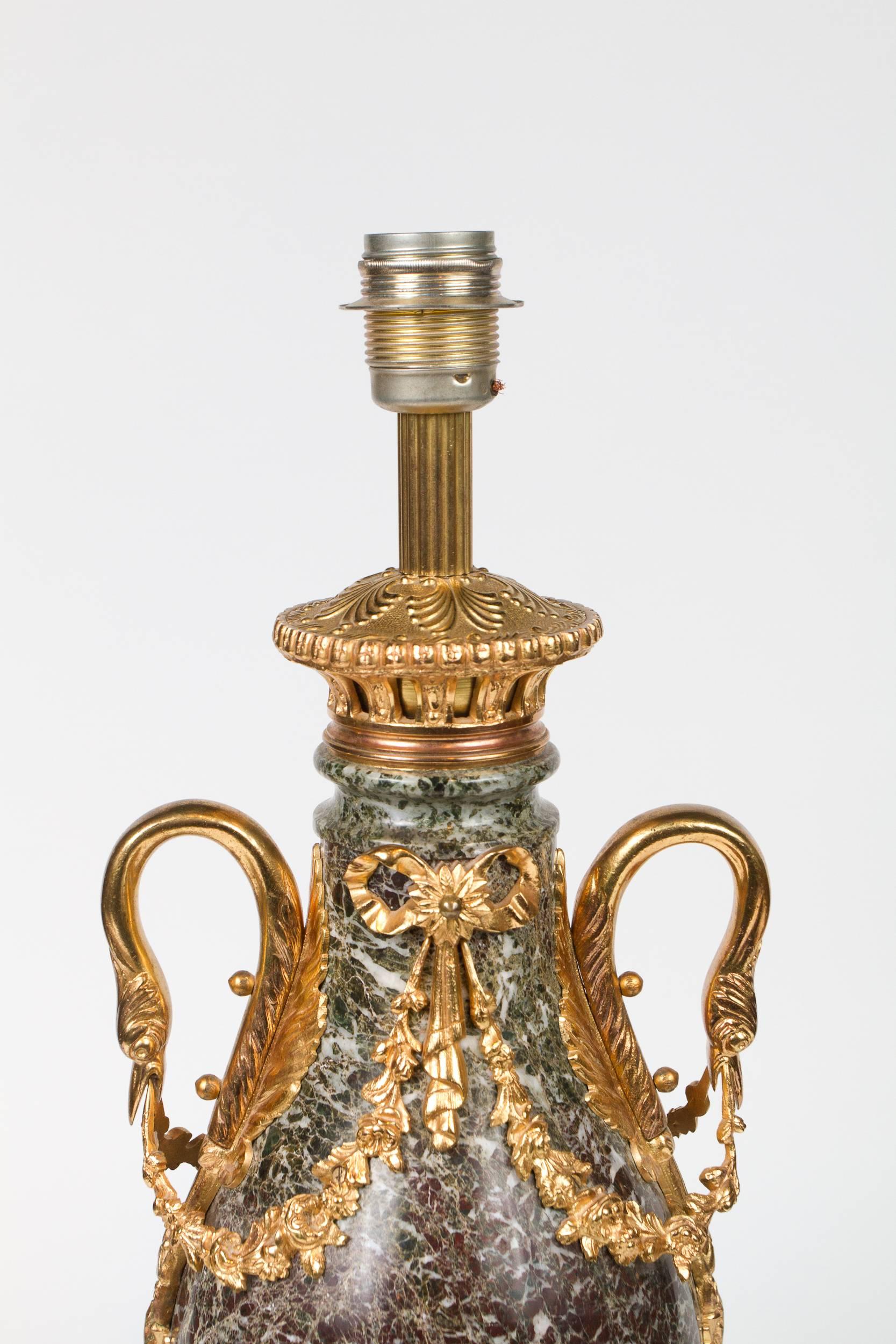 Paire de lampes de style Empire en forme d'urne, montées en bronze doré et en marbre Levanto.