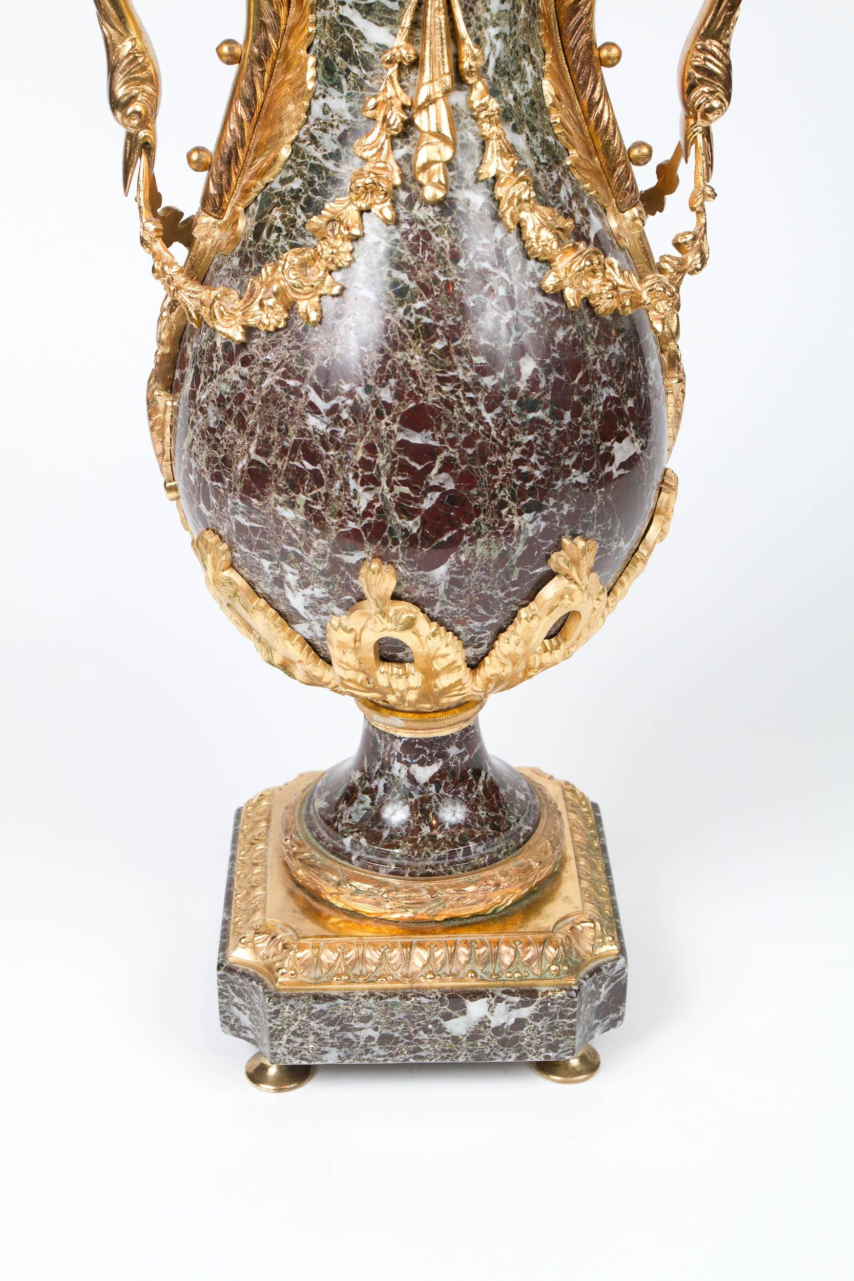Français Paire de lampes de style Empire en bronze doré et marbre de Levanto en vente