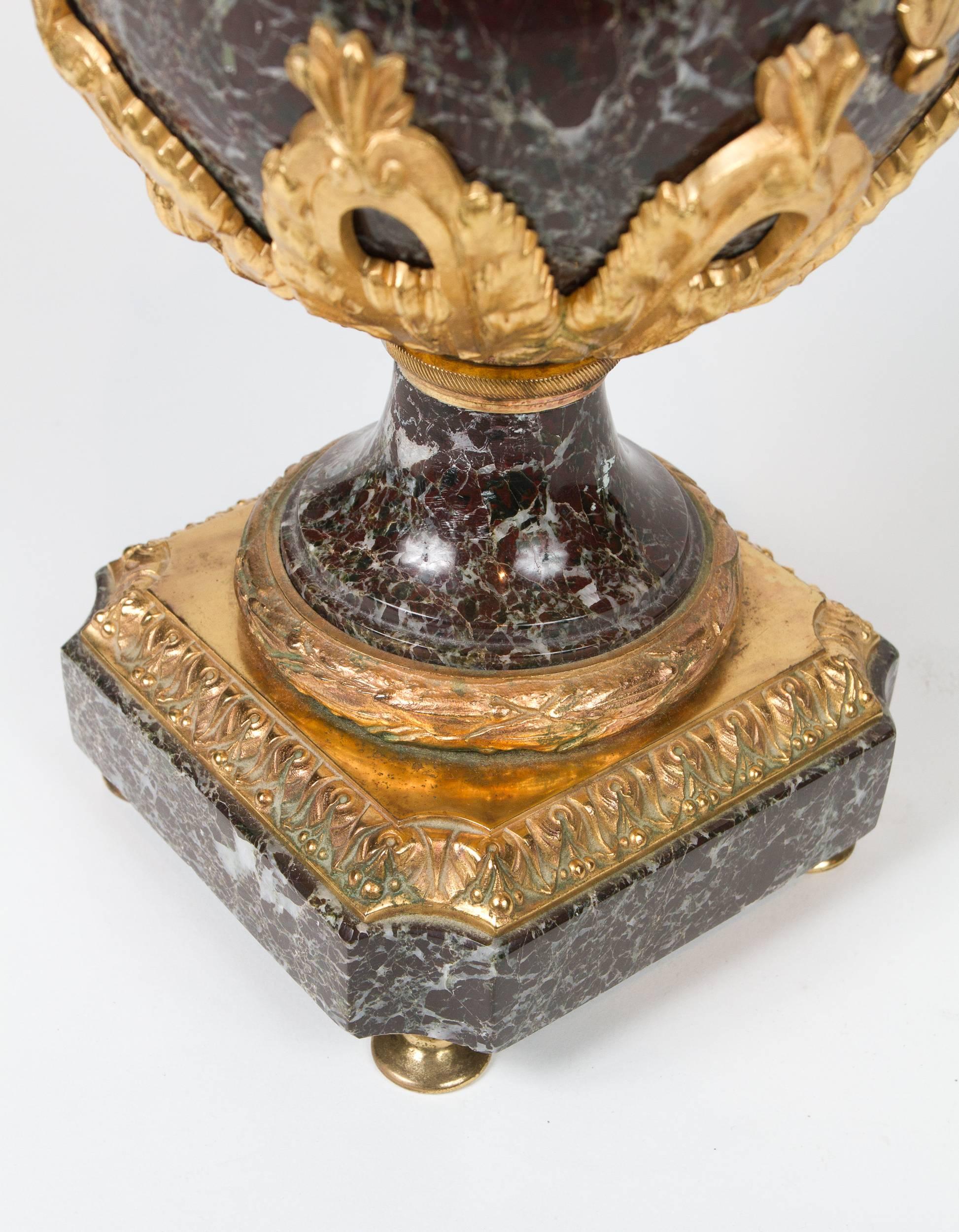 Début du 20ème siècle Paire de lampes de style Empire en bronze doré et marbre de Levanto en vente