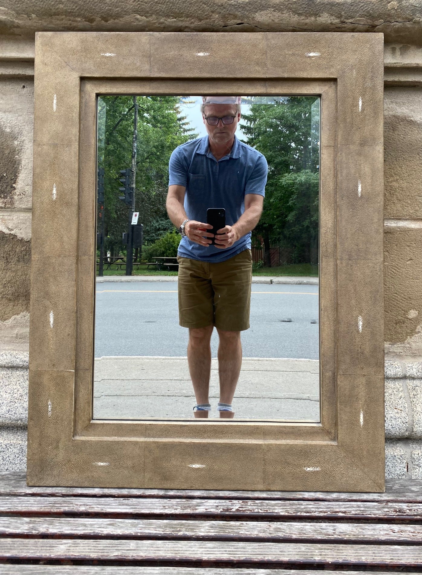 Ria and Yiouri Augousti Taupe Shagreen Ray Skin Frame Mirror. Miroir en verre biseauté avec étiquette d'origine au verso. France : vers 1980
