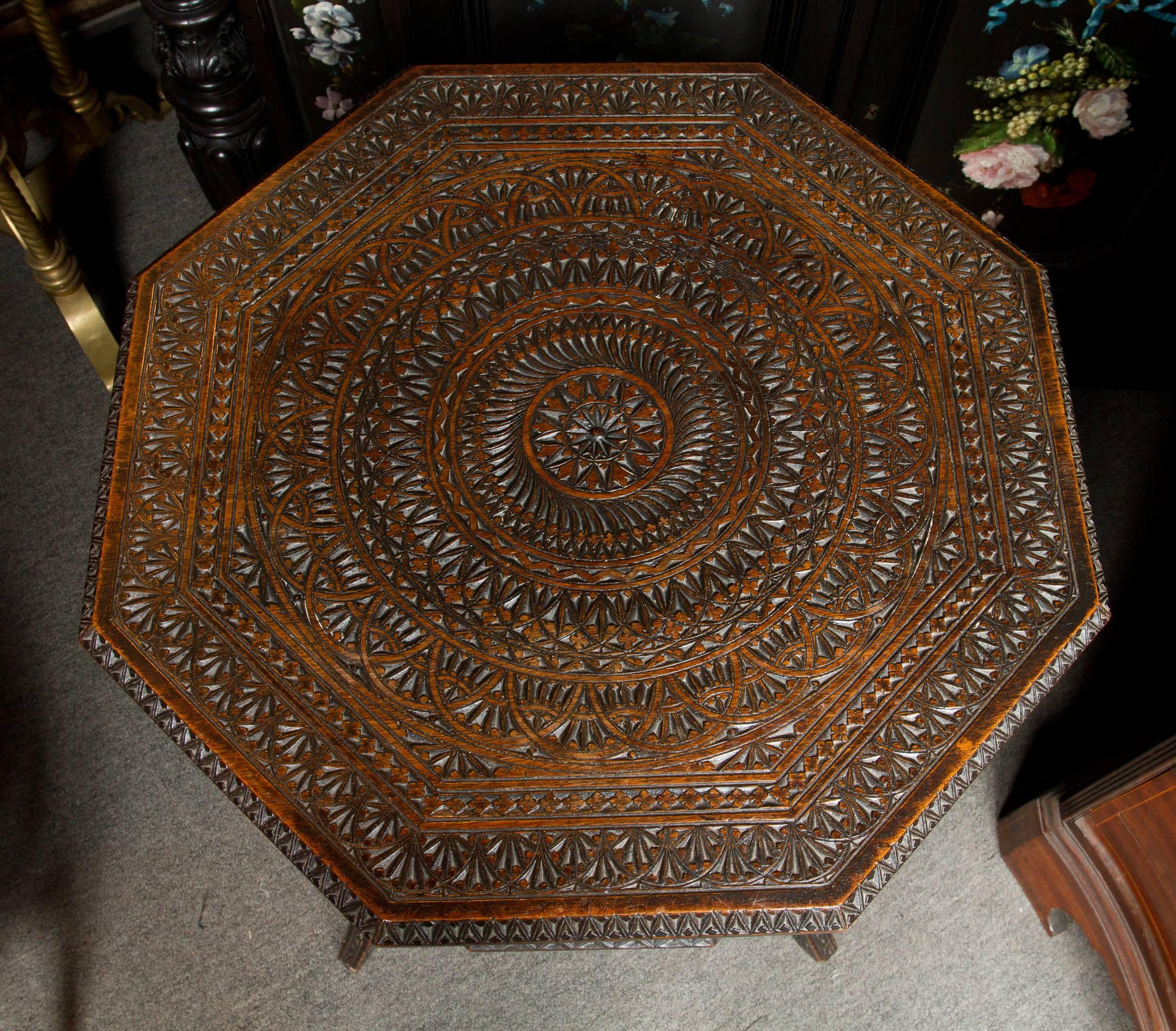 English Arts & Crafts Wooden Carved Wood Side Table In Excellent Condition For Sale In Montreal, QC