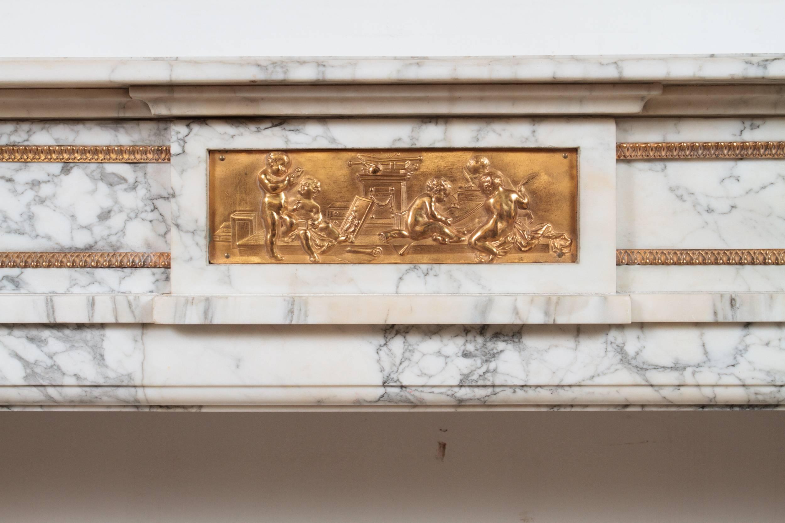 Schöner Kaminsims aus Arabescato-Marmor aus der Zeit Napoleons III. im Stil Ludwigs XVI. mit Relief aus vergoldeter Bronze. Abmessungen der Öffnung: H: 35 B: 50 in.