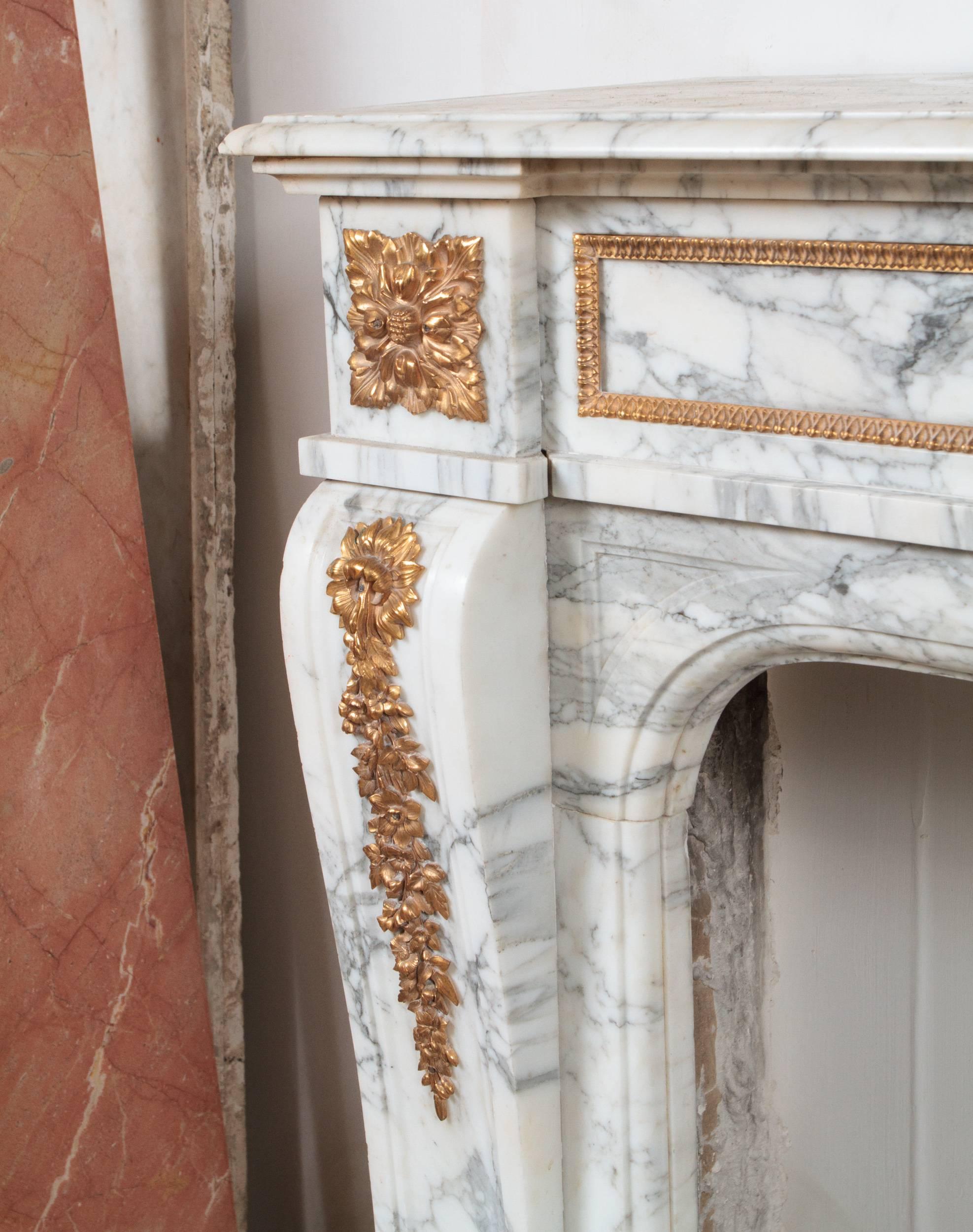 Français Cheminée raffinée en marbre Arabescato de style Louis XVI en vente