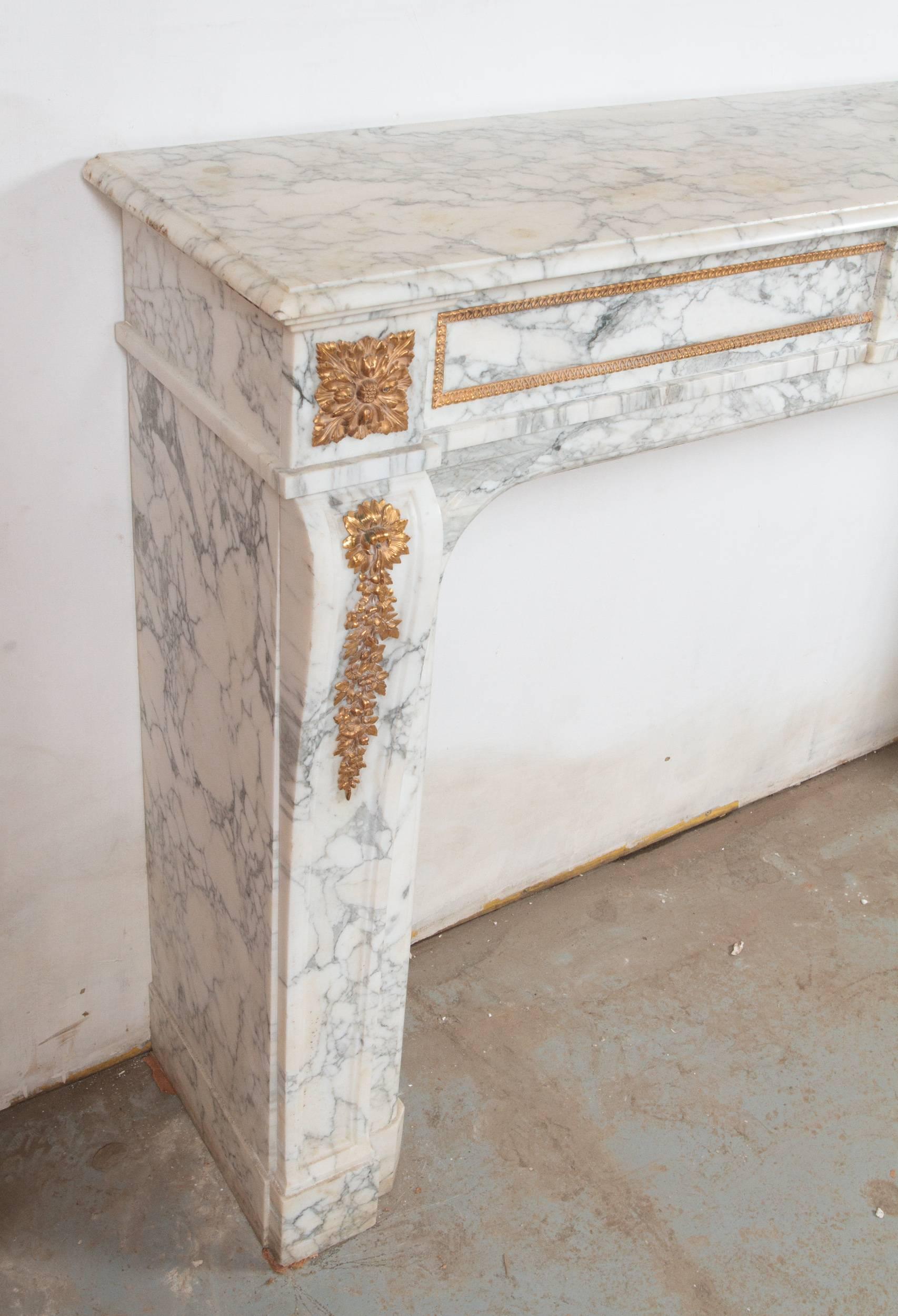 Fine Louis XVI style Arabescato Marble Mantel In Excellent Condition For Sale In Montreal, QC