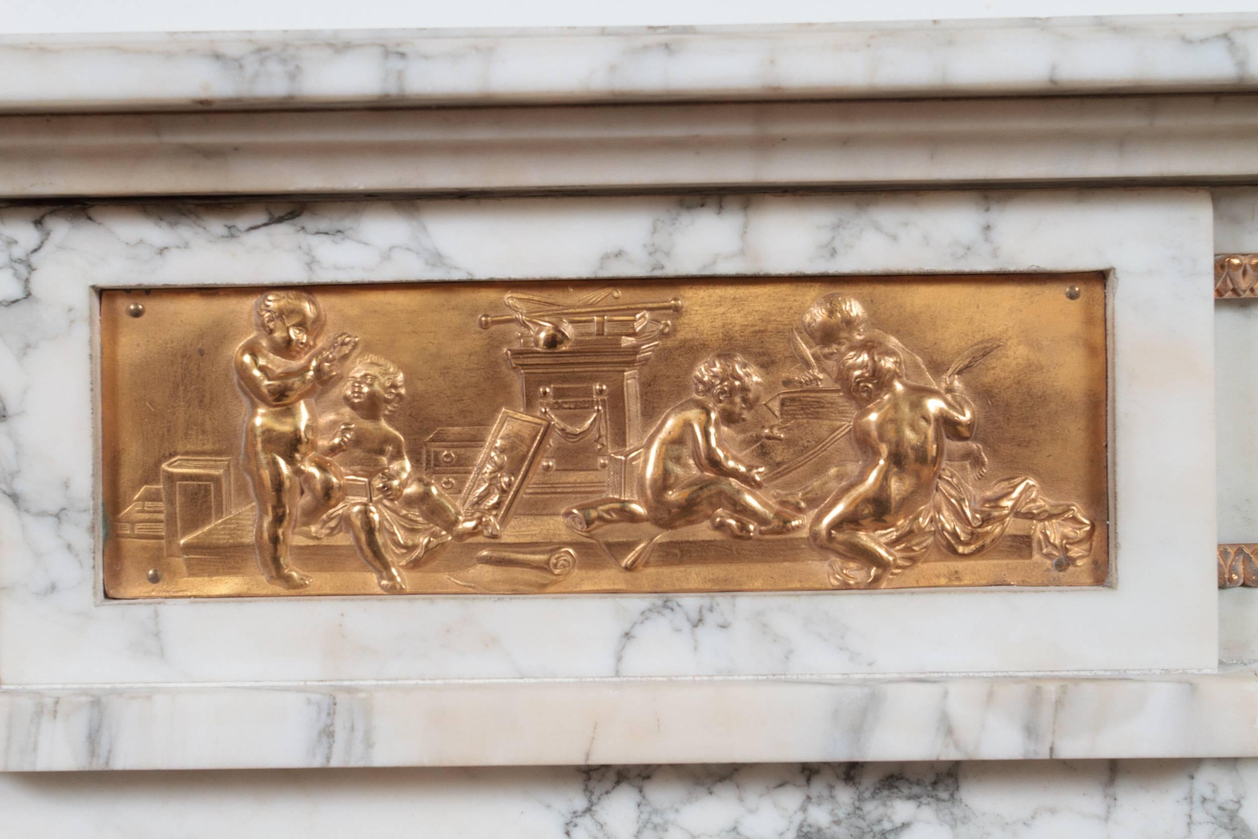 Bronze Cheminée raffinée en marbre Arabescato de style Louis XVI en vente