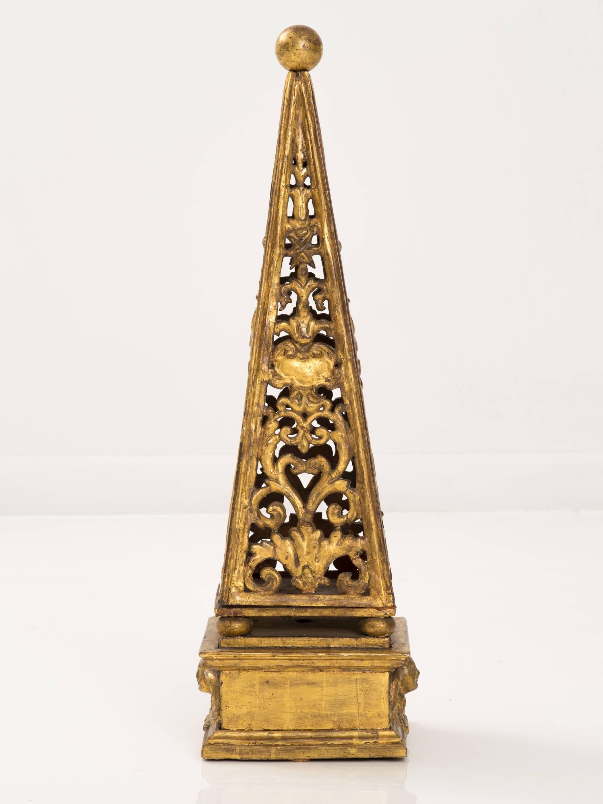 Obélisque baroque en bois doré.