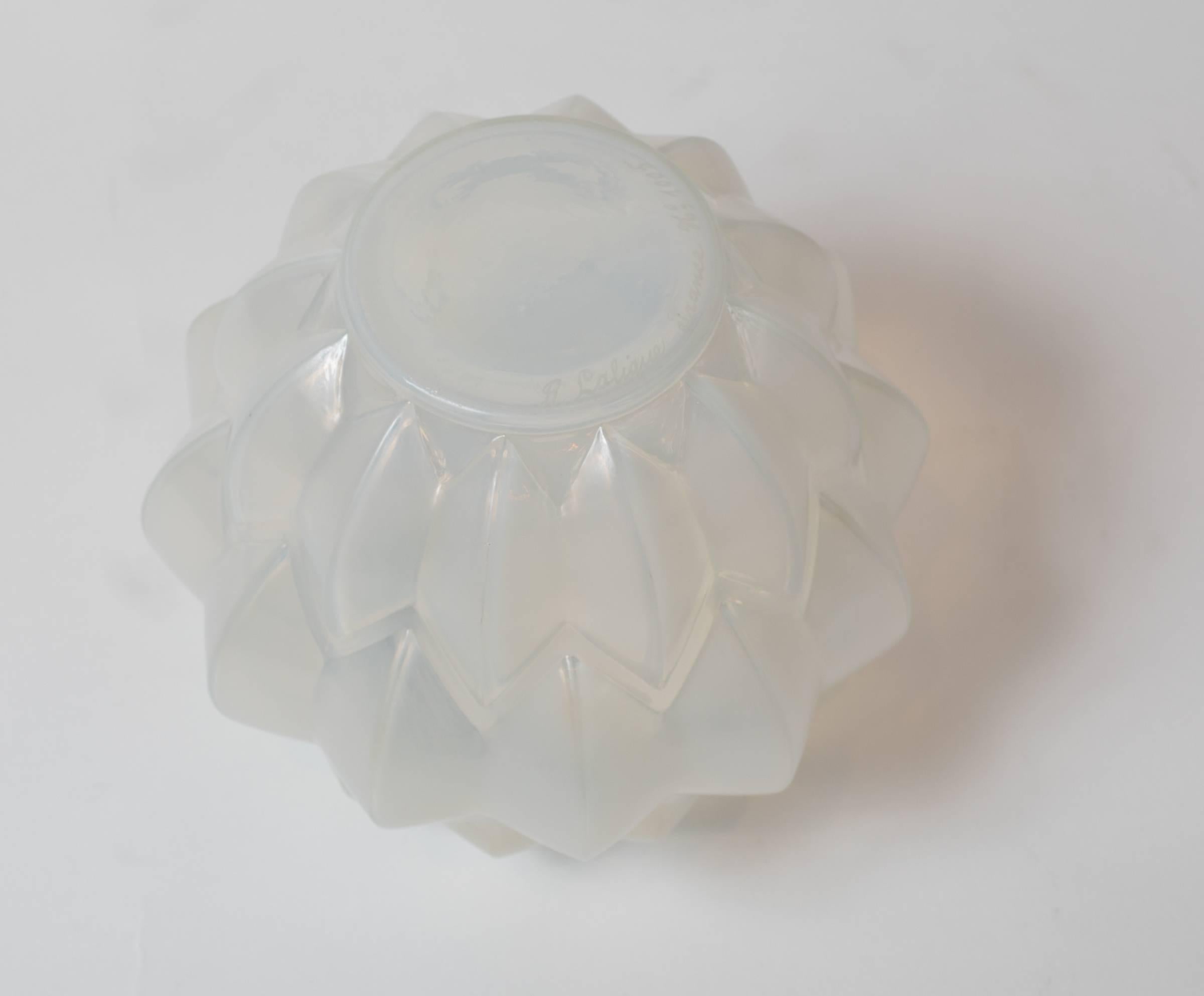 Glass opalescent vase model 1005 
