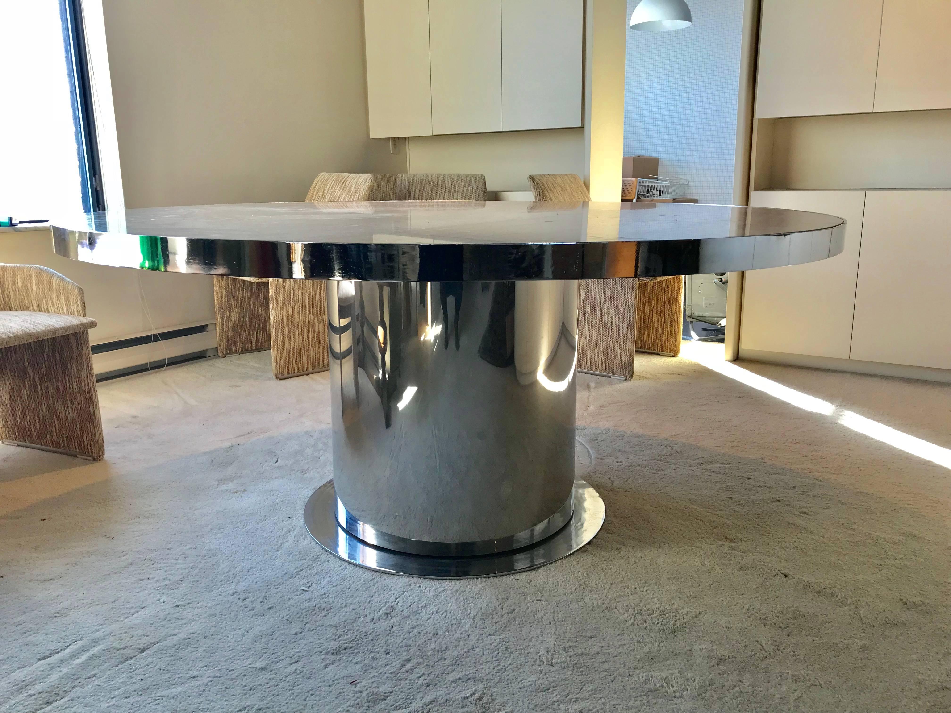 Italian Modernist Circular Travertine Top and Chrome Dining Table In Excellent Condition In Montreal, QC