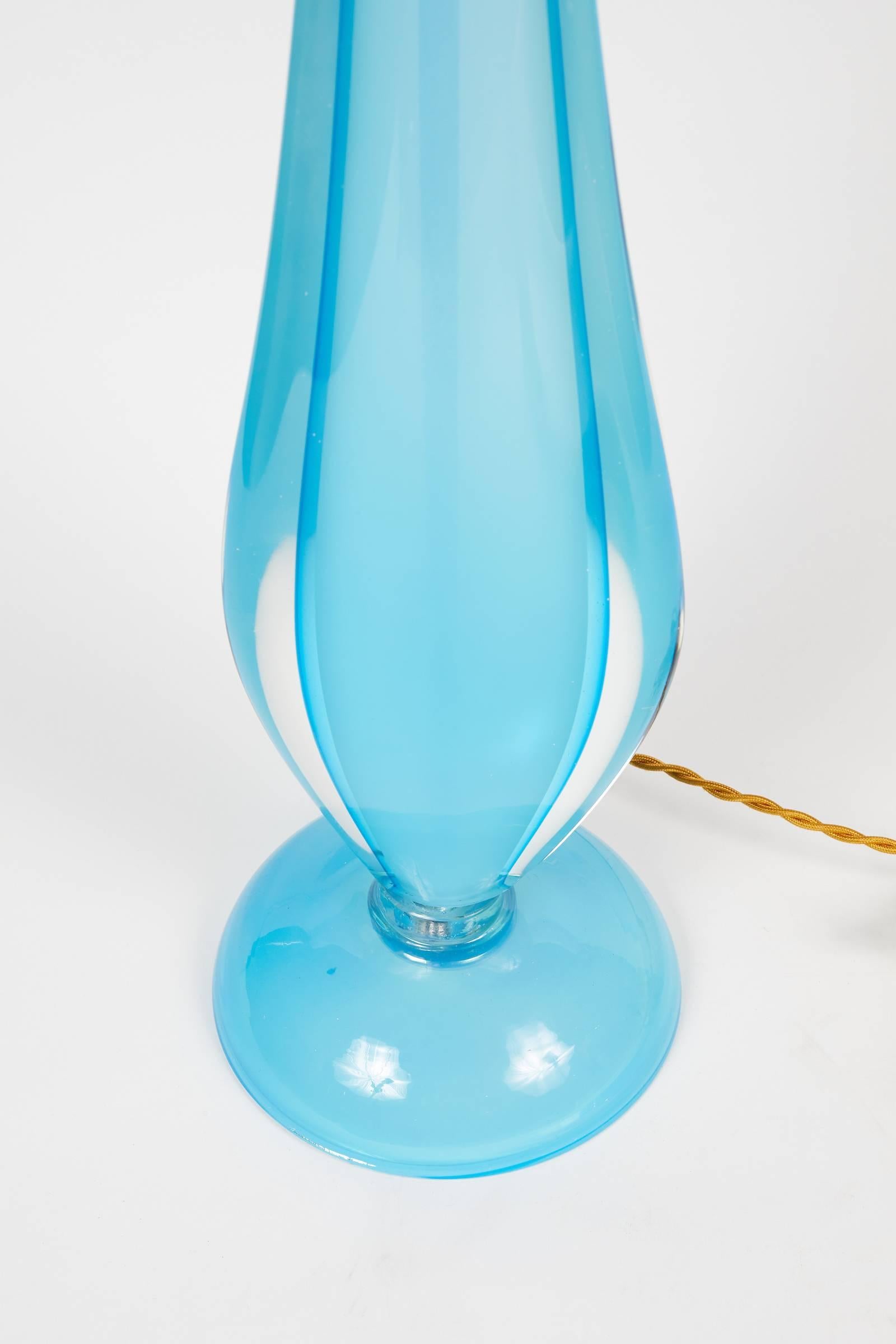 Elegante, langgestreckte italienische Murano-Tischlampe aus mundgeblasenem blauen Sommerso-Glas von Flavio Poli.
Die Höhe wird bis zum oberen Ende der Harfe gemessen.