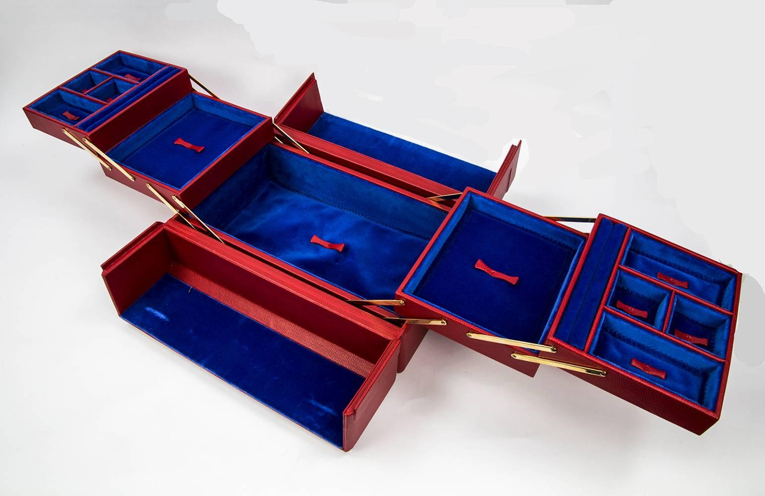 Curating luxury with a magnificent Tanner Krolle large red leather jewelry case, fully lined in Royal blue velvet; comes with Tanner Krolle large green protection bag; generally, there’s no logo and no engraved or printed sign hinting to the brand.