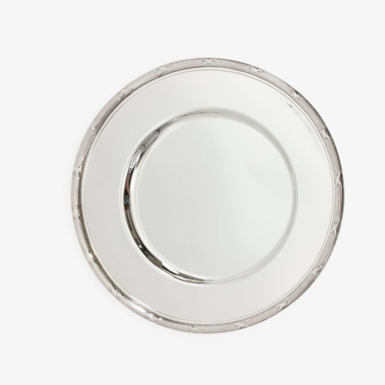 Whether you are setting your table for a formal or informal occasion, service plates offer the hostess an opportunity to set the atmosphere for the decor of the table with timeless elegance. These stunning under plates are always larger than the