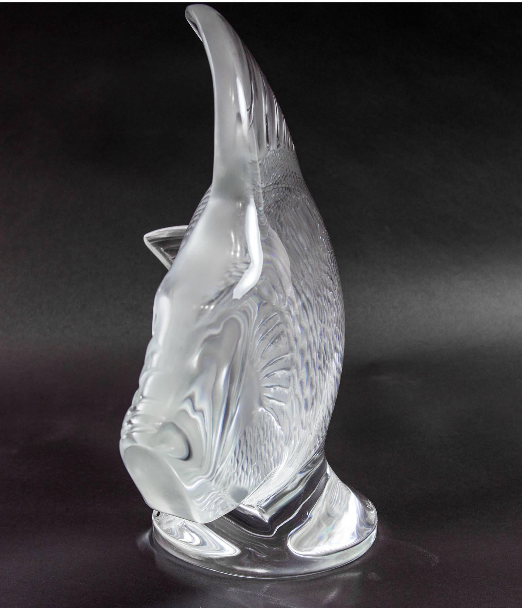 Beautiful large Lalique glass fish sculpture titled: Gros Poissons Vagues; modeled in fine detail in clear crystal; designed in 1922 by Renè Lalique, this exquisite fish is a perennial favorite. Signed on base, in script: Lalique France; applied