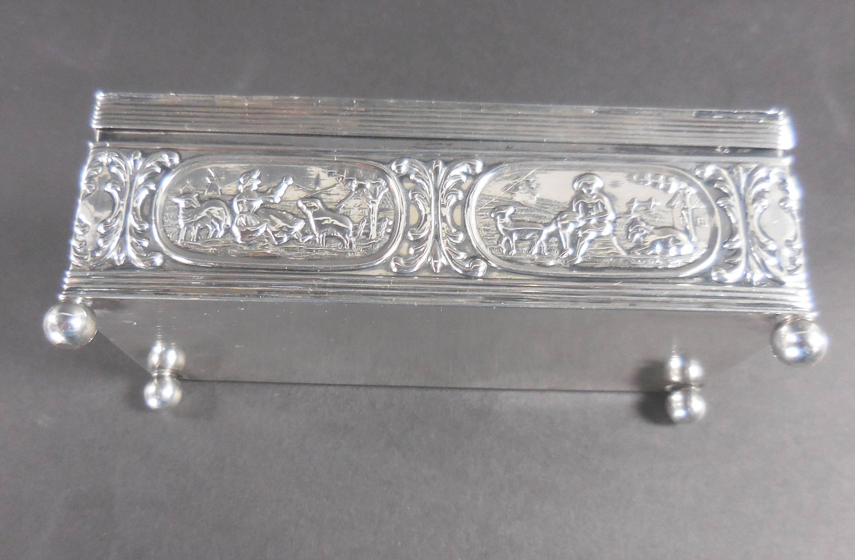 Antique Dutch Repoussé Silver Trinket Box Netherlands, circa 1917 In Excellent Condition In Montreal, QC