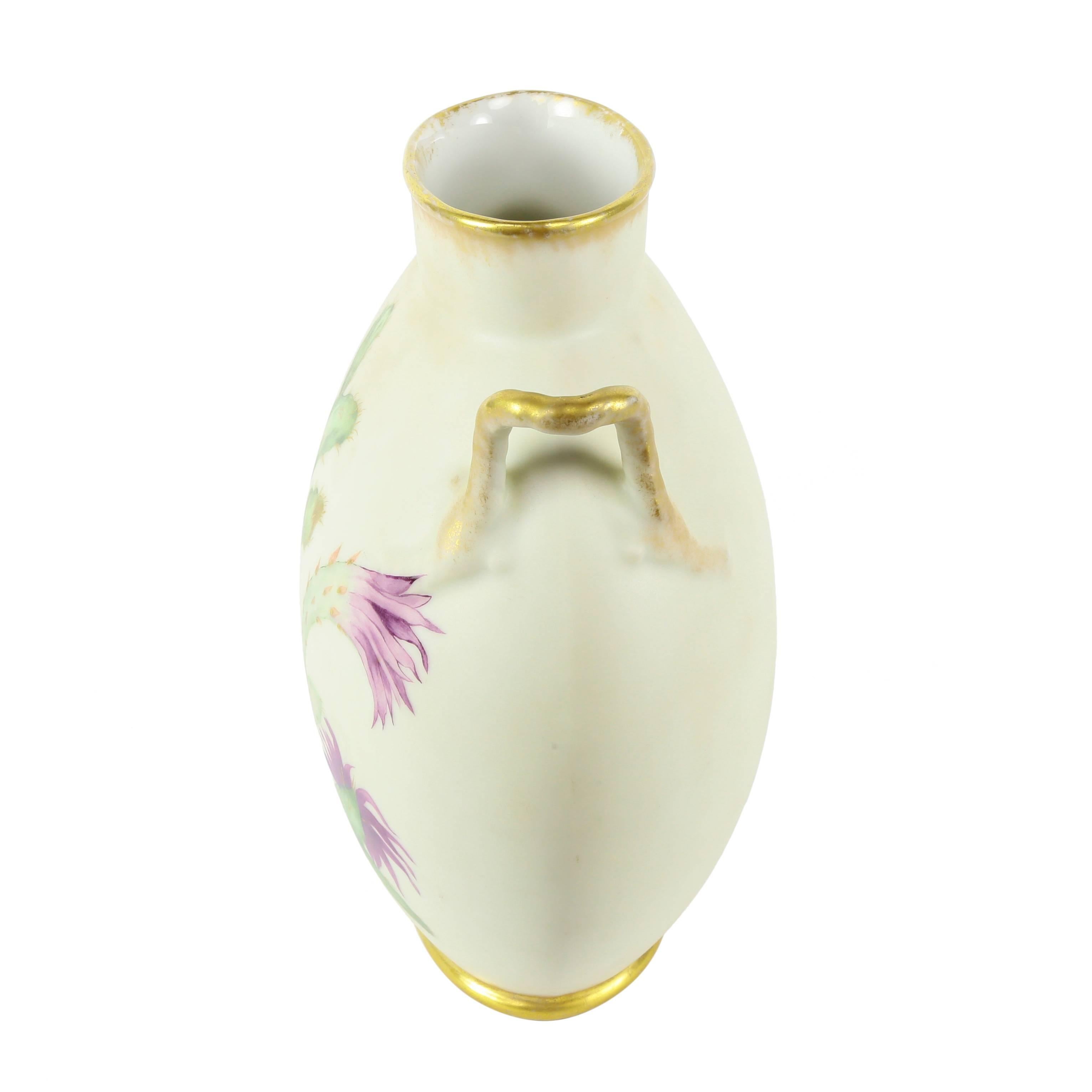 Vase coussin en porcelaine de Limoges : la réponse parfaite à la décoration d'un espace étroit, tel qu'une cheminée. Décoration florale et de cactus peinte à la main. Les anses ajoutent à la beauté et à l'équilibre du vase, vers 1890. Ajoutez une