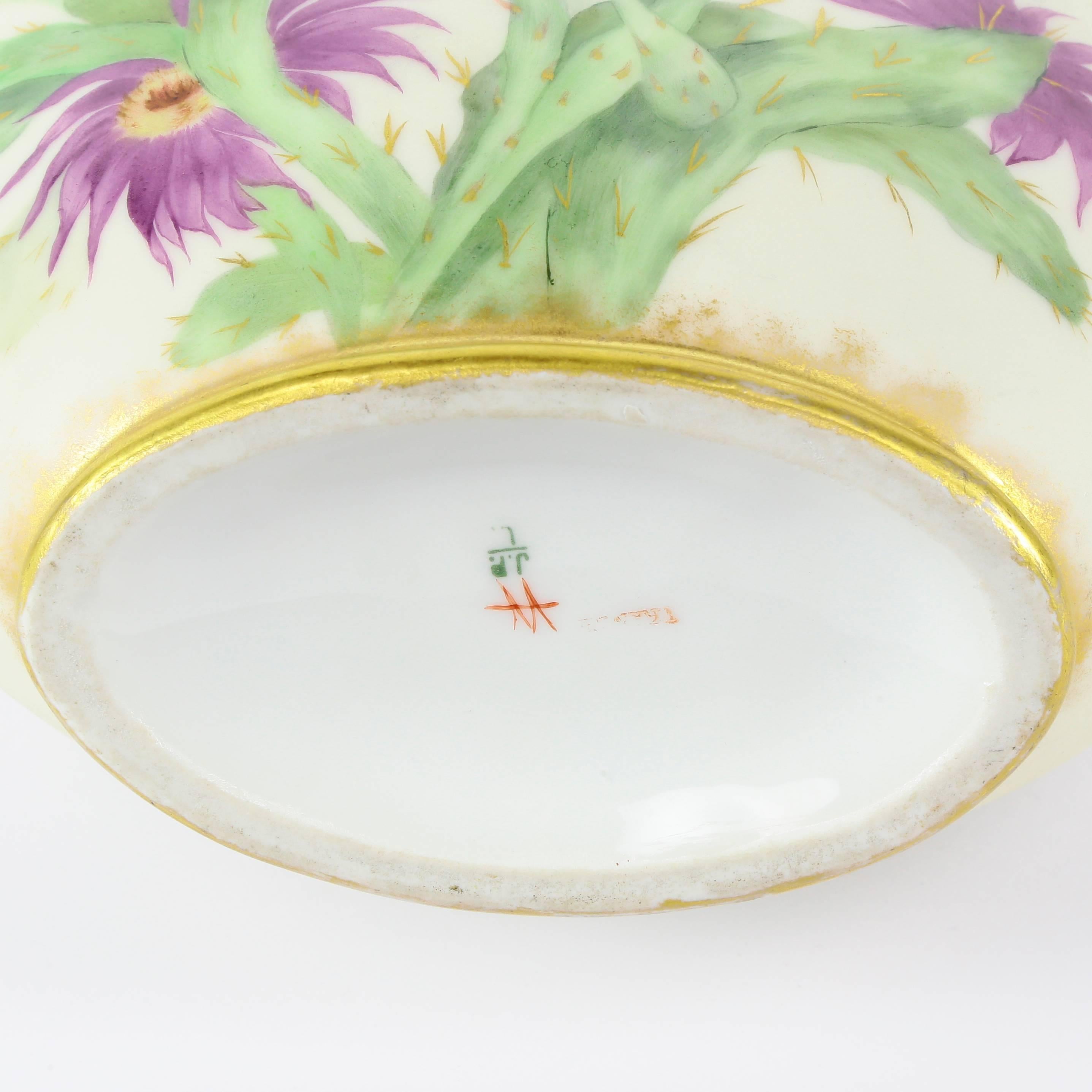 Antike Limoges-Porzellanvase mit handbemalten Blumen, Nachlass, Frankreich  (Viktorianisch) im Angebot