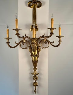 A  Ein Paar massiver Louis XVI-Wandleuchter aus vergoldeter Bronze aus dem Zweiten Kaiserreich mit fünf Lichtern