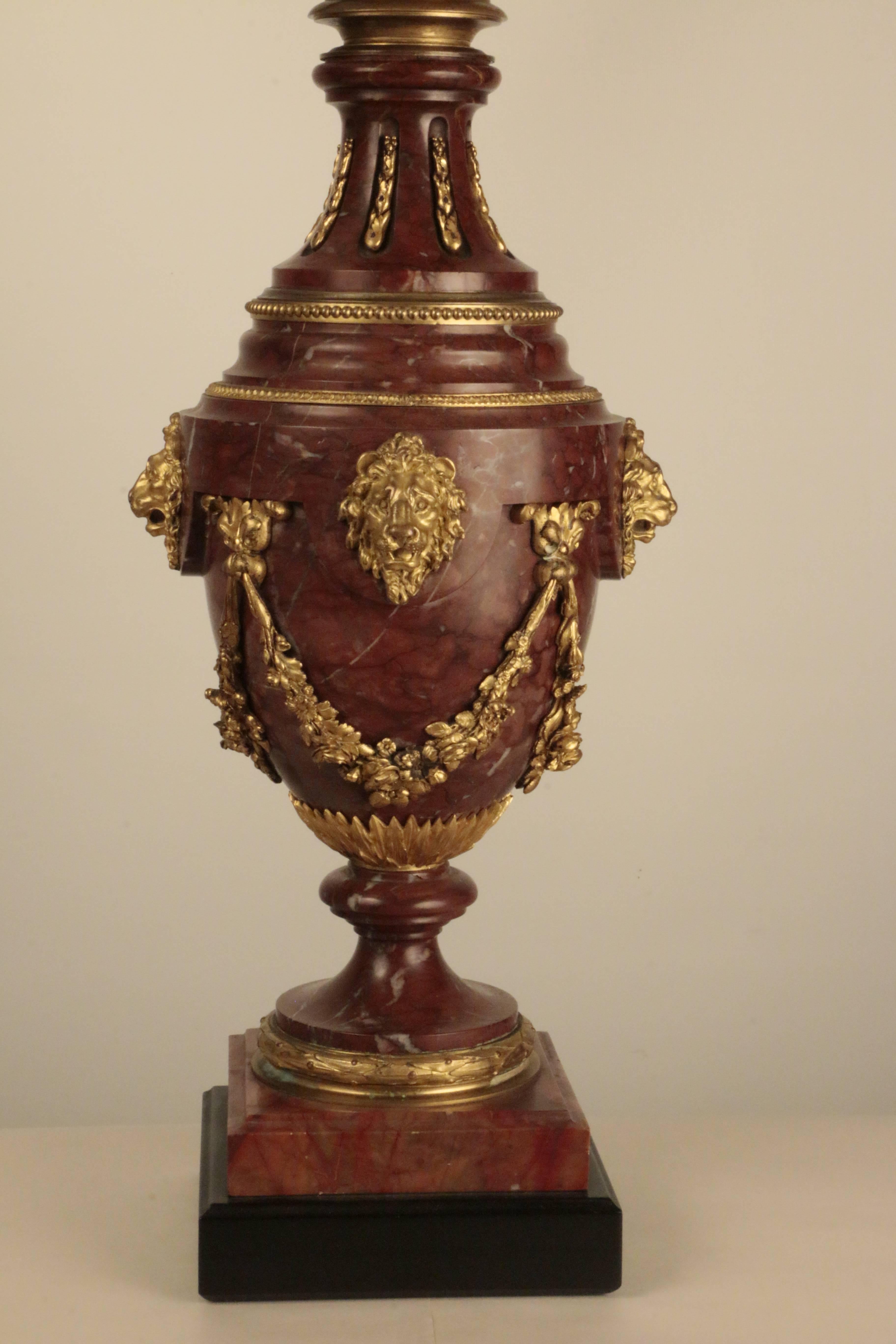 Dorato Coppia di lampade in marmo Rouge e bronzo dorato in vendita