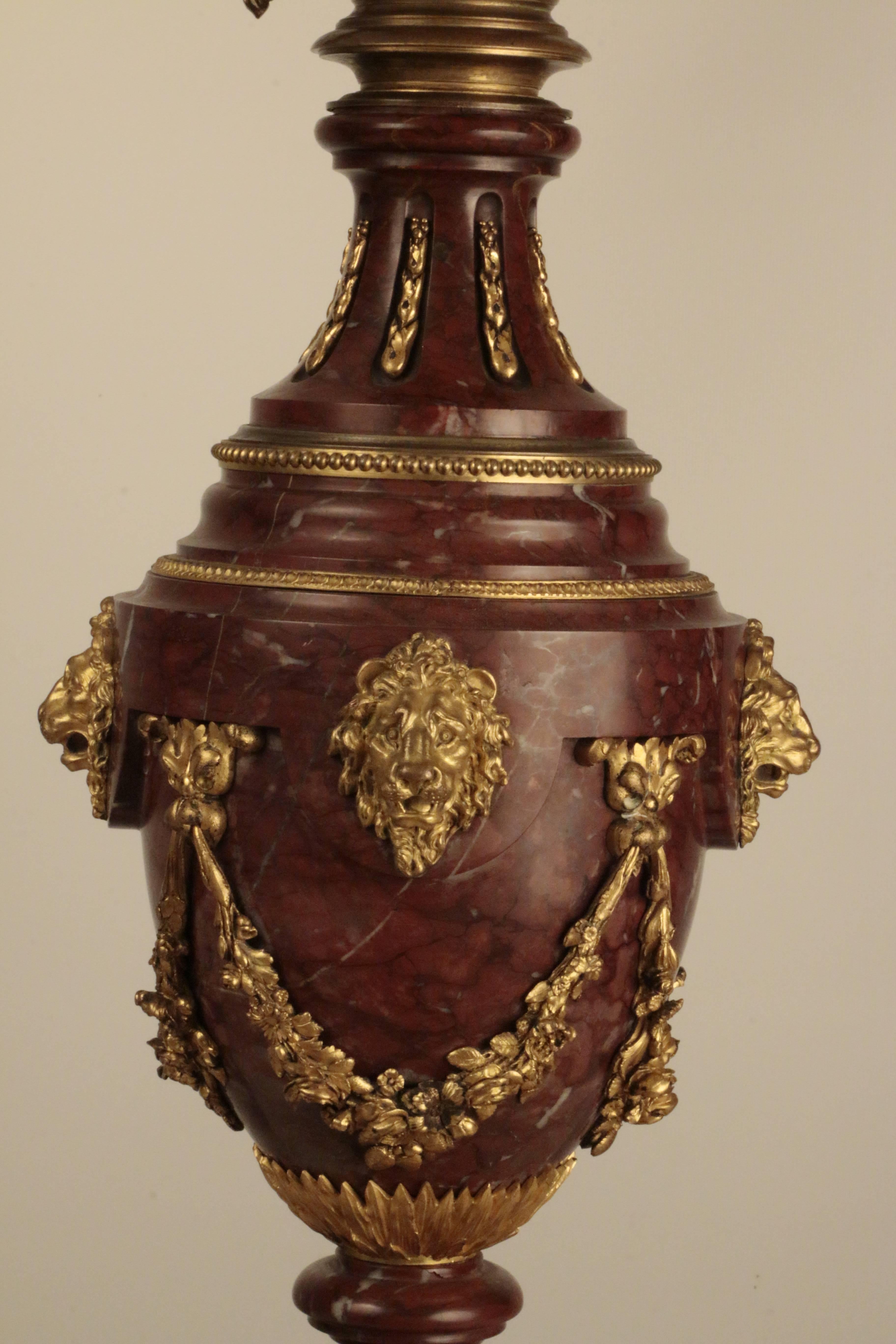 Pair of Rouge Marble and Gilt Bronze Lamps In Excellent Condition For Sale In Montreal, QC