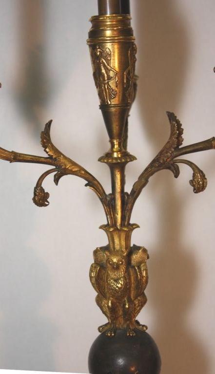 Patiné Paire de  Période de l'Empire français  Candélabres en bronze à quatre lumières en vente