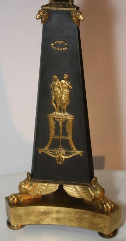 Paar von  Französische Empire-Periode  Kandelaber aus Bronze mit zwei Lichtern (19. Jahrhundert) im Angebot