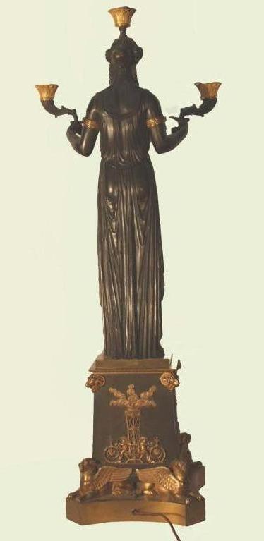 Français Figurine Empire dorée à la feuille  Candélabre à trois lumières en bronze    en vente