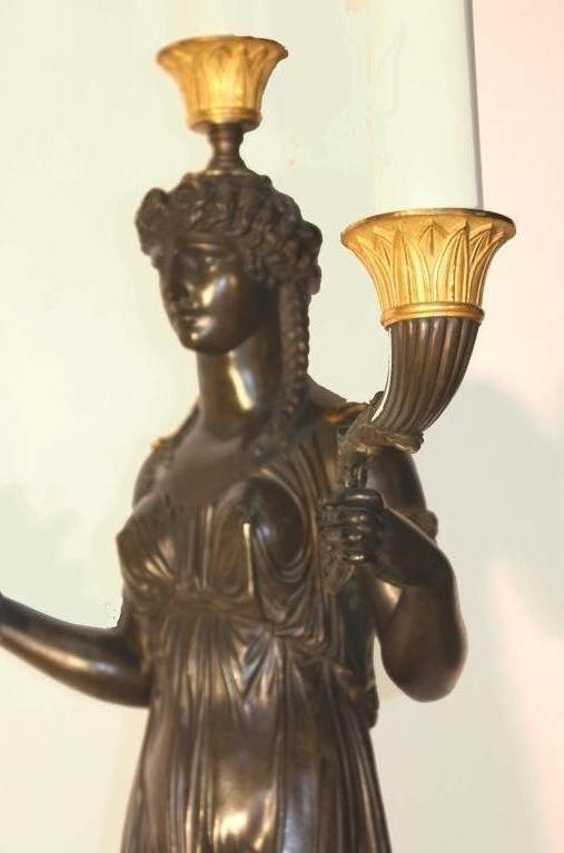 Figurine Empire dorée à la feuille  Candélabre à trois lumières en bronze    Bon état - En vente à Montreal, QC
