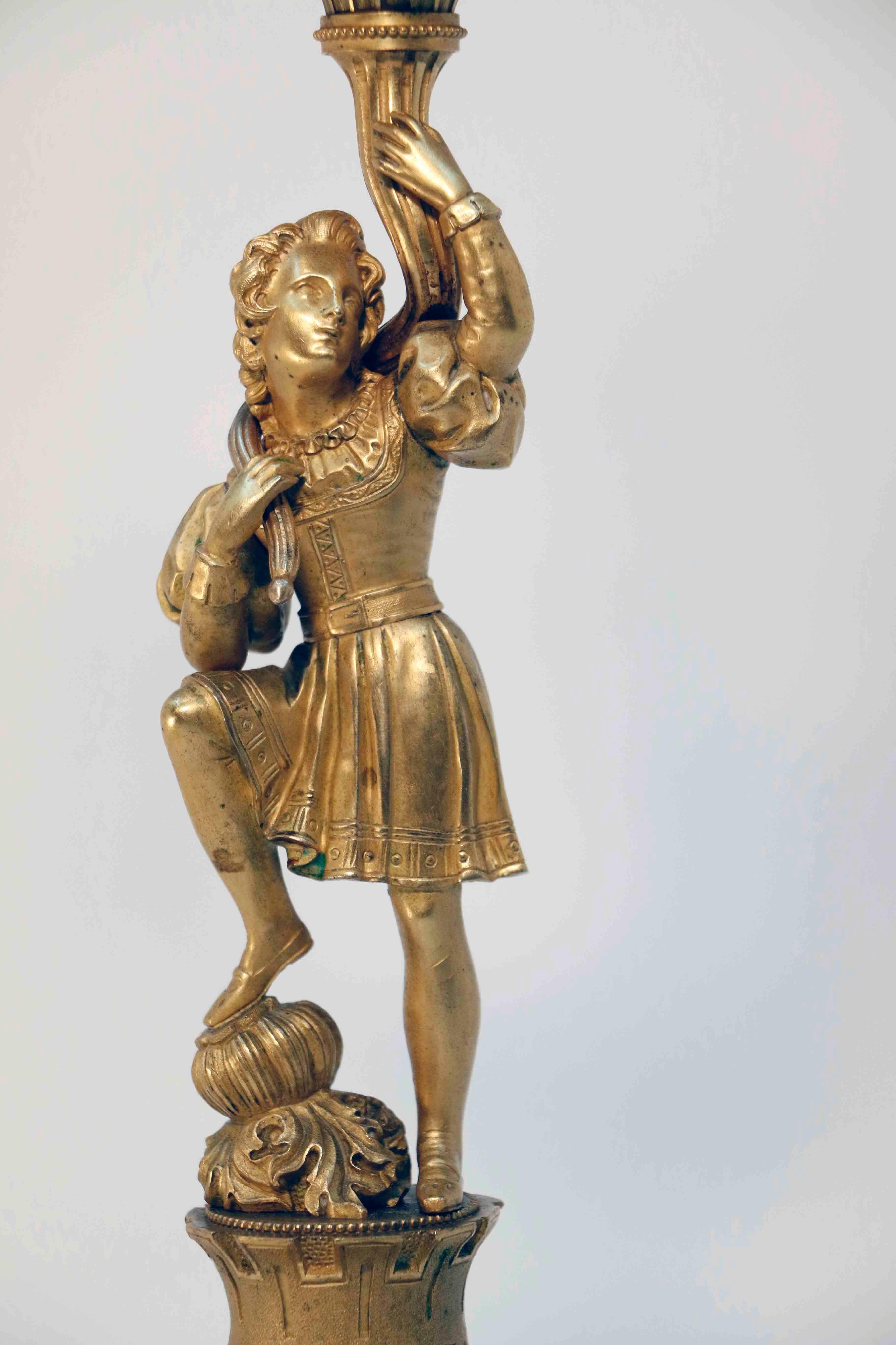 Paar Louis Phillipe-Kandelaber aus vergoldeter Bronze (Französisch) im Angebot