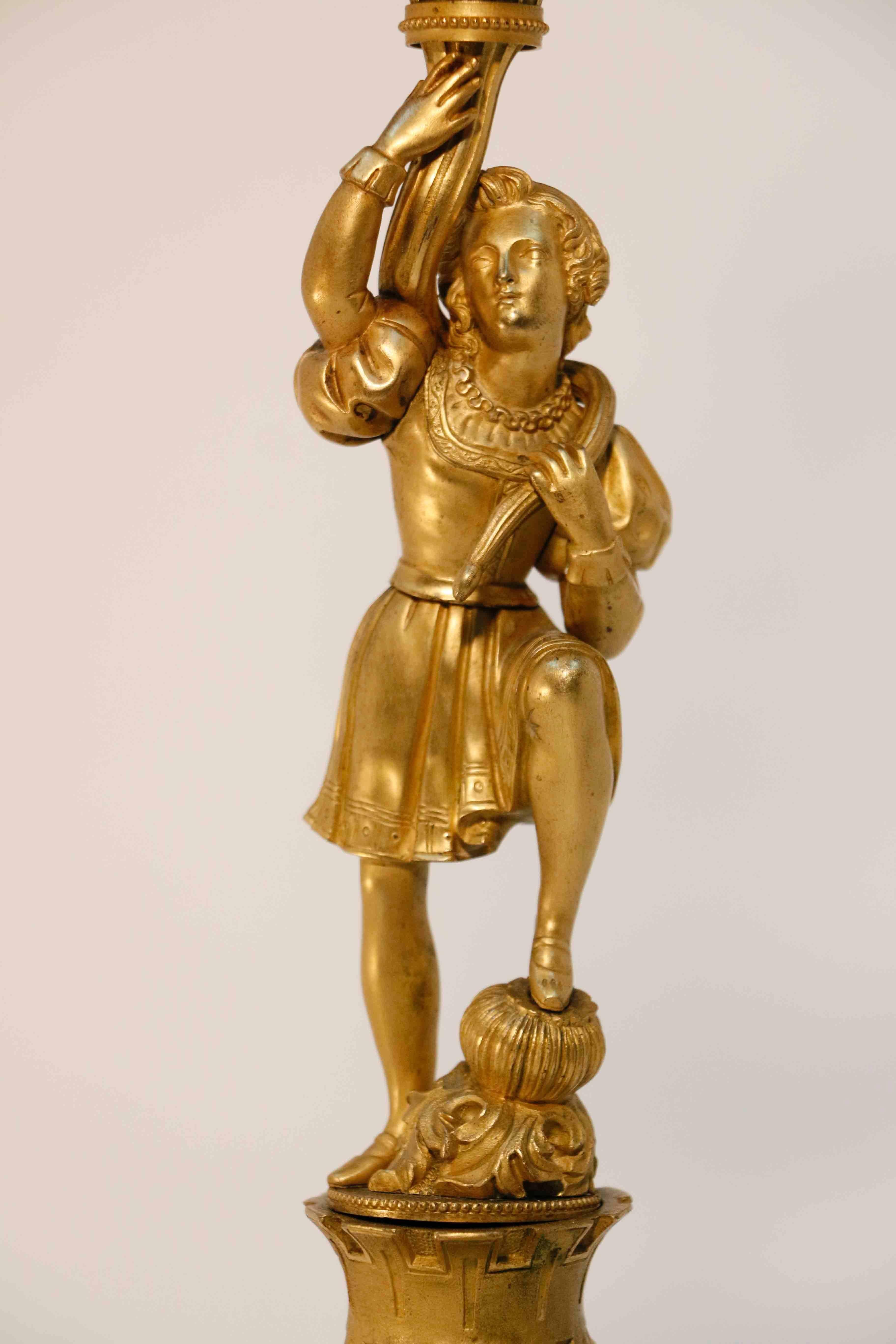 Paar Louis Phillipe-Kandelaber aus vergoldeter Bronze (Vergoldet) im Angebot