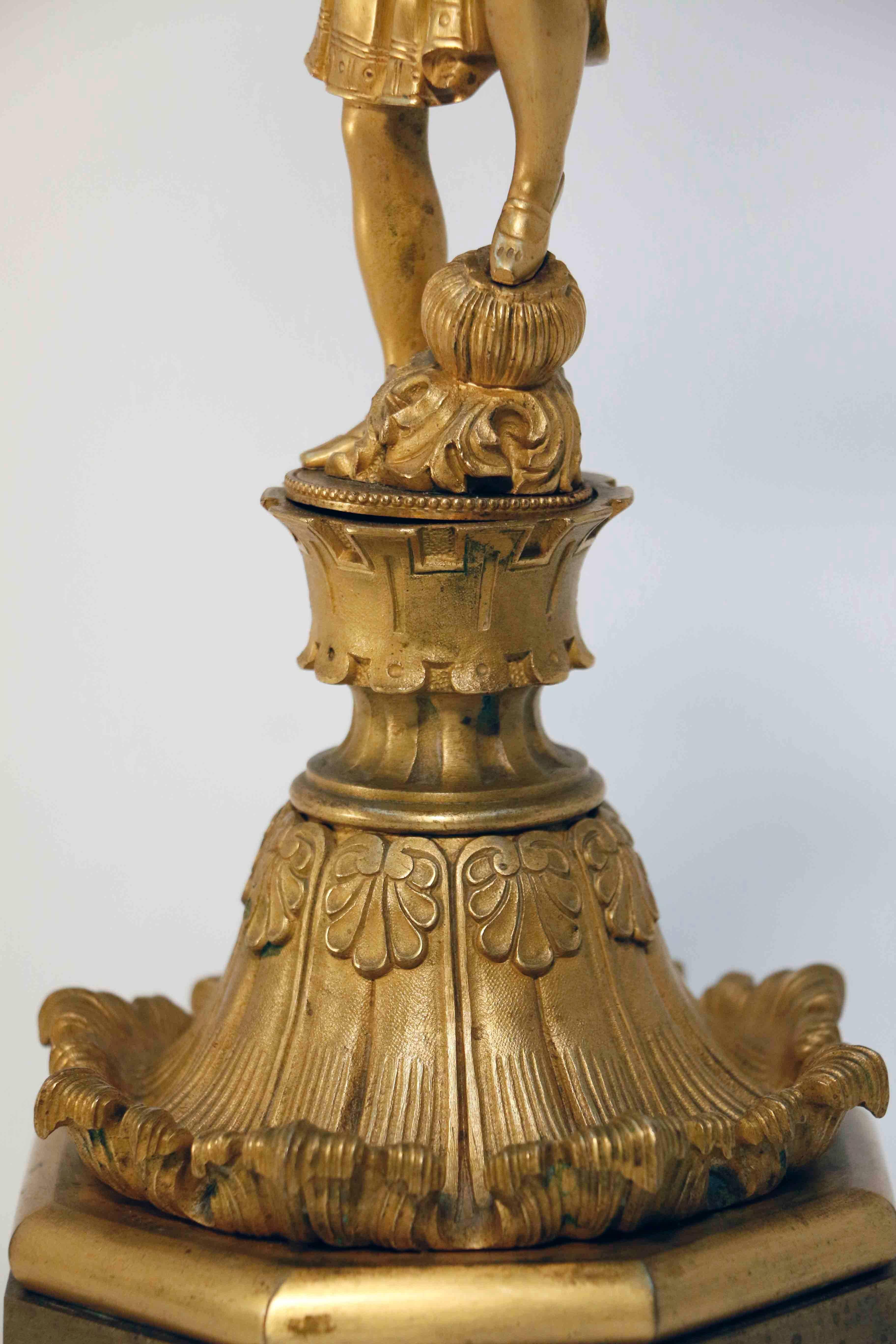 Paar Louis Phillipe-Kandelaber aus vergoldeter Bronze (Mittleres 19. Jahrhundert) im Angebot