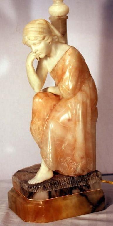  Italienische figürliche Tischlampe aus Marmor und Alabaster (20. Jahrhundert) im Angebot