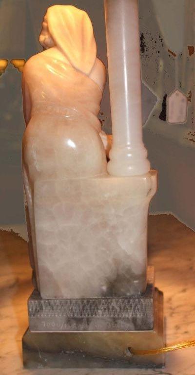  Lampe de table figurative italienne en marbre et albâtre en vente 1