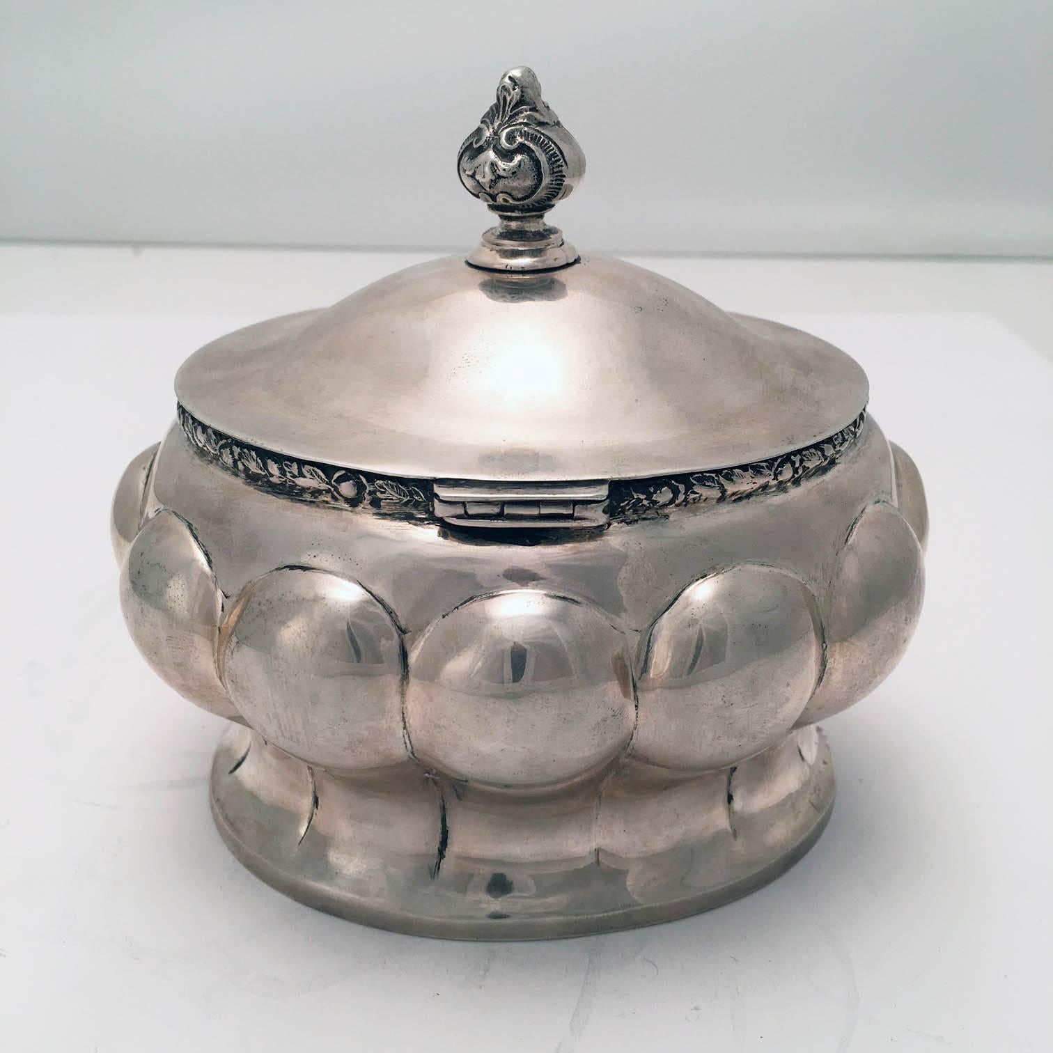 Art Nouveau Scatola per zucchero o Etrog in argento secessionista austriaco in vendita