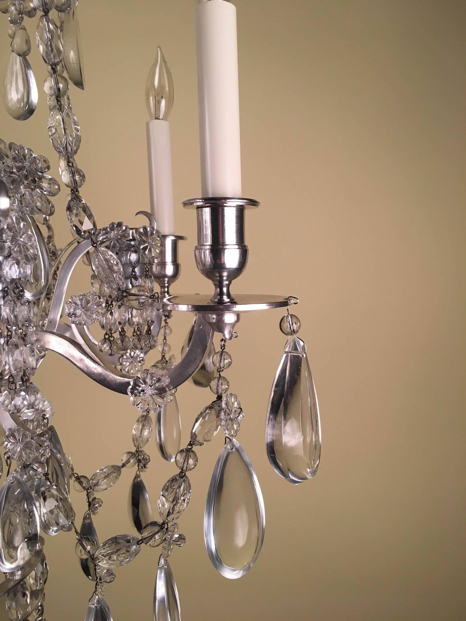 Luigi XV Lampadario francese a dodici luci in bronzo argentato e cristallo tagliato in vendita