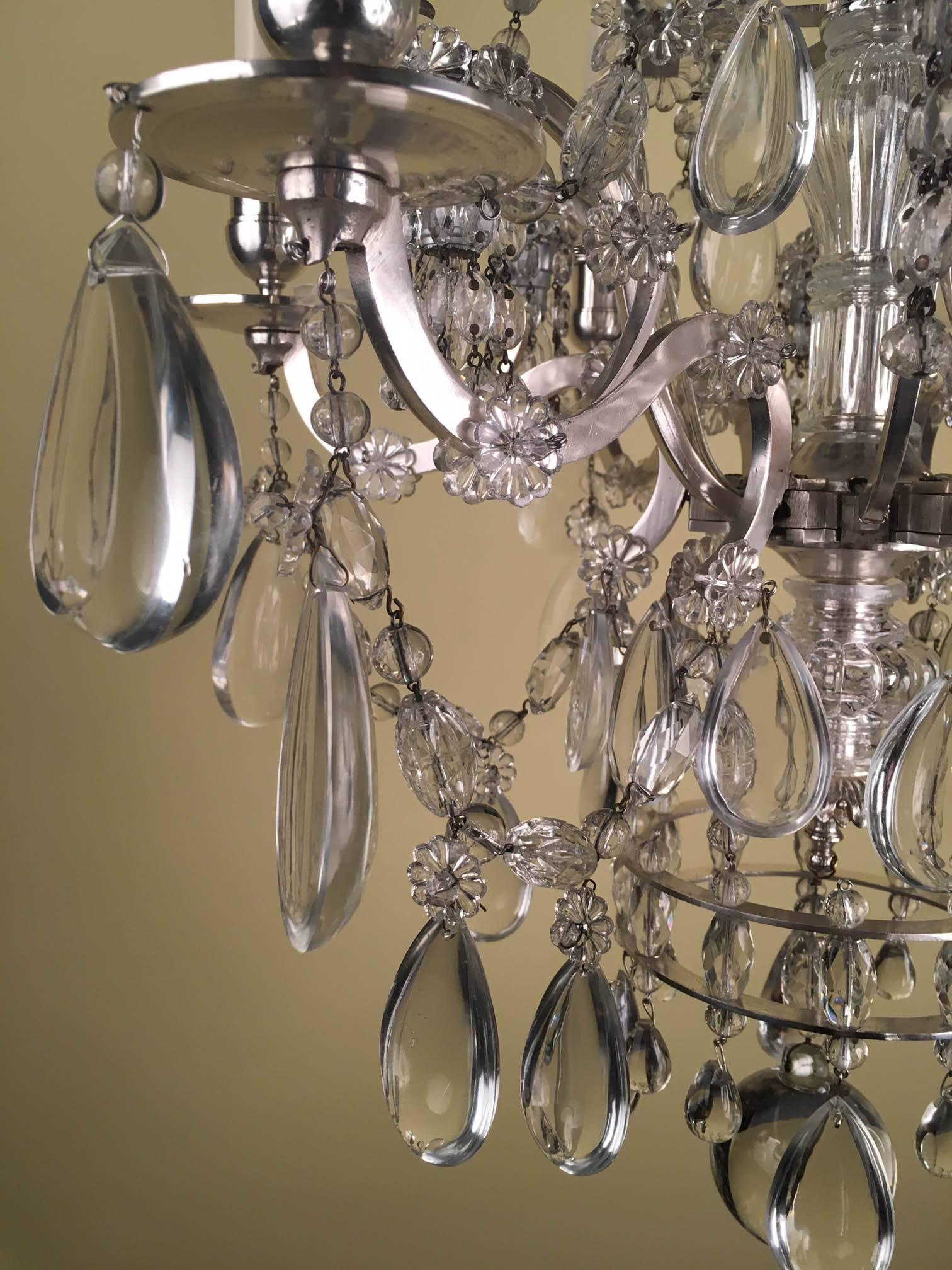 Facetté Lustre français à douze lumières en bronze argenté et cristal taillé en vente