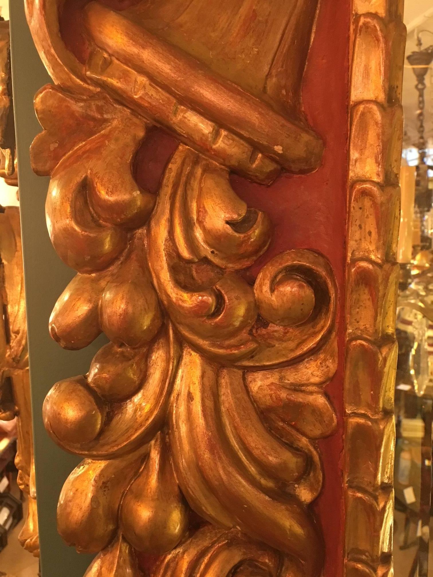 Doré Miroir de style baroque,  Le cadre est sculpté, peint et doré  en vente