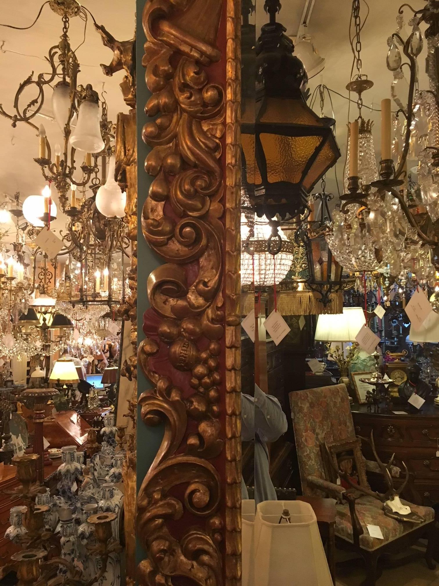 Miroir de style baroque,  Le cadre est sculpté, peint et doré  en vente 2