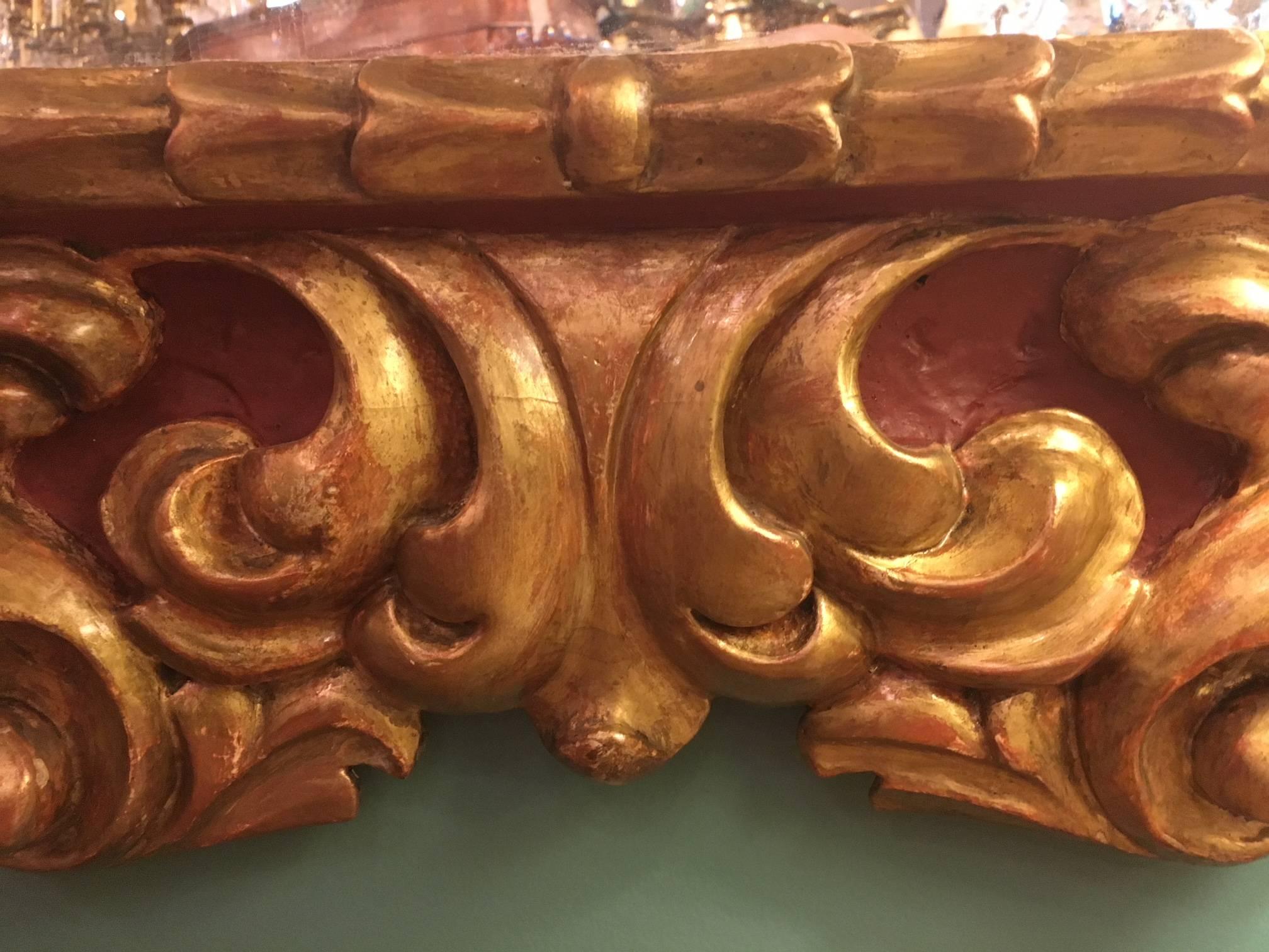 Miroir de style baroque,  Le cadre est sculpté, peint et doré  en vente 1