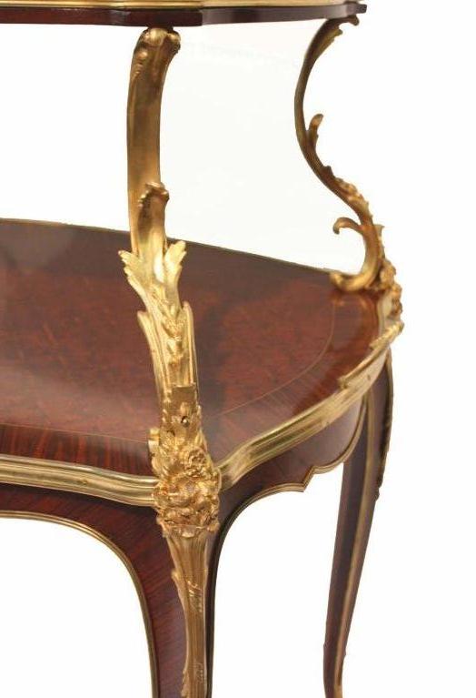 Zweistöckiger Teetisch aus Veilchenholz und vergoldeter Bronze im Louis XV.-Stil (Französisch) im Angebot