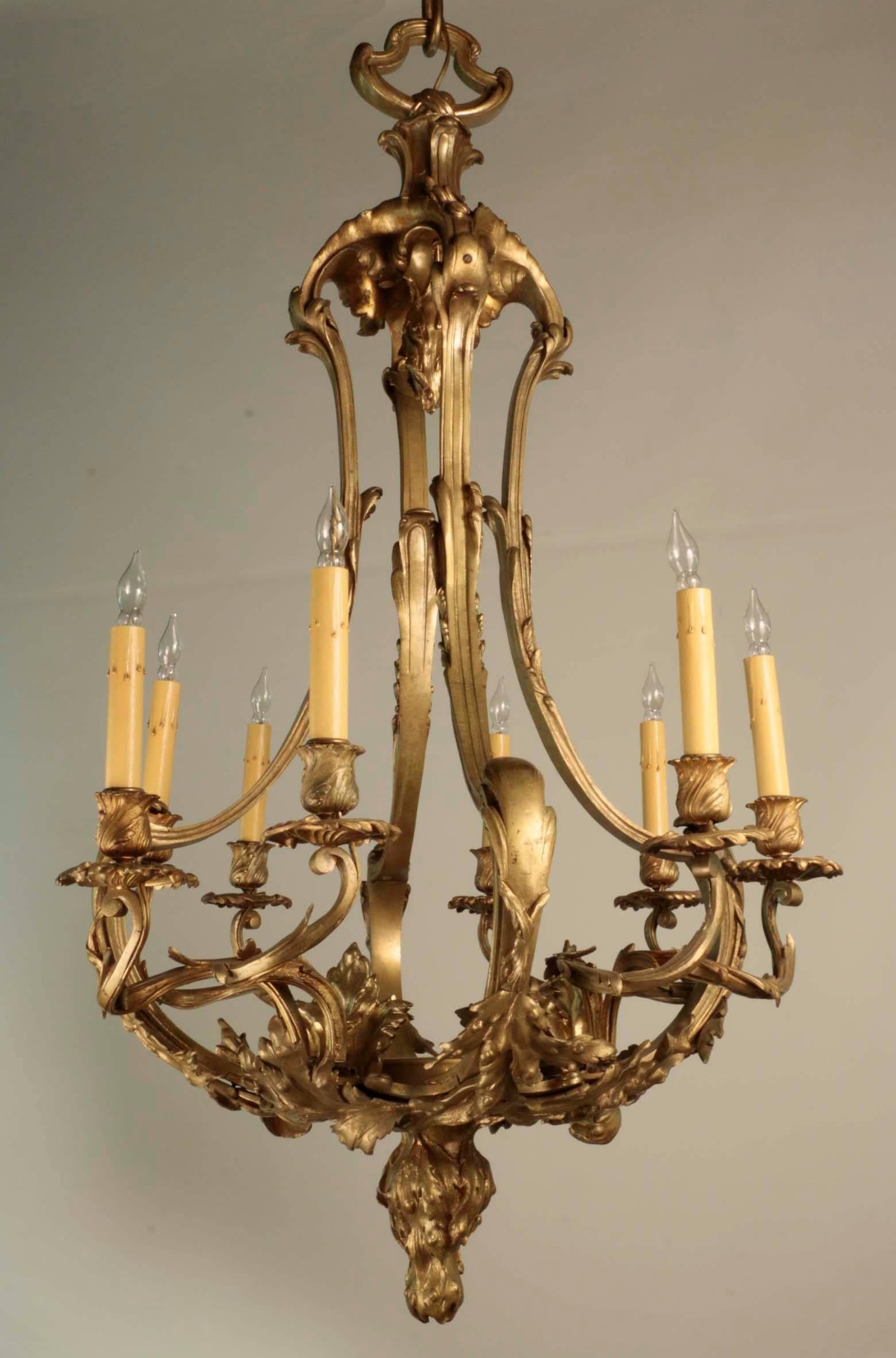  Dieser imposante, in Bronze gegossene und vergoldete Kronleuchter mit stilisiertem Akanthus hat acht Lichter. Ursprünglich war er für Kerzen gedacht, heute ist er oberflächenverdrahtet. Es ist offensichtlich von hoher Qualität und kühnem Konzept.