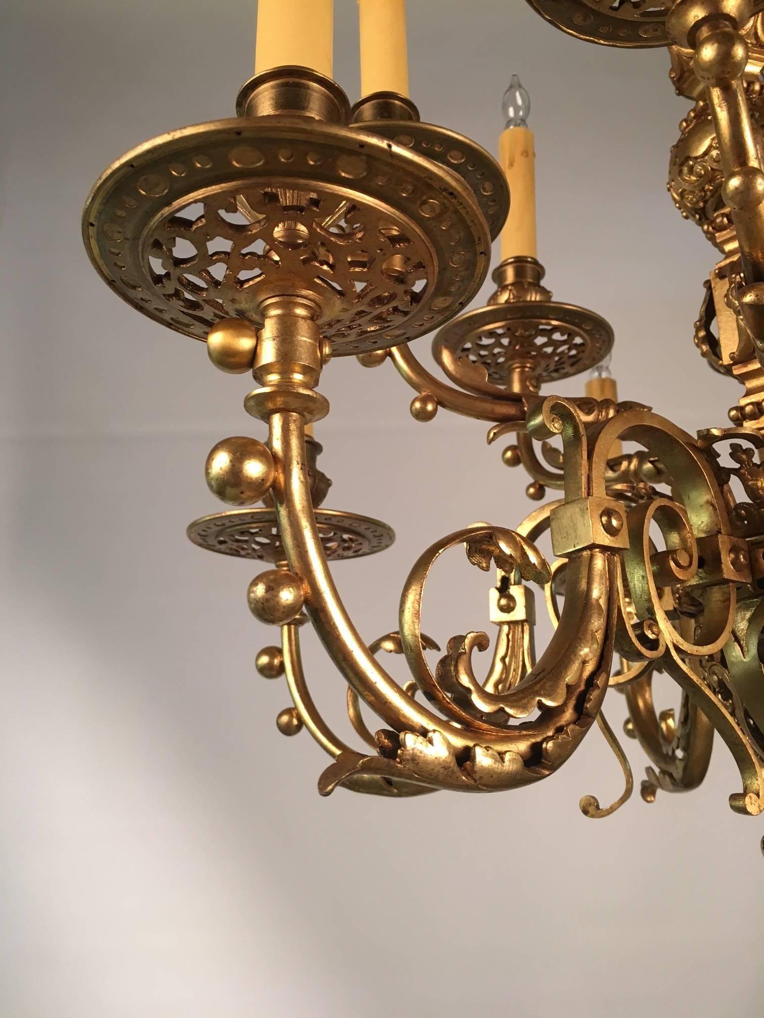 Antique Twelve-Light Neo-Renaissance Gilt Bronze Chandelier In Good Condition In Montreal, QC