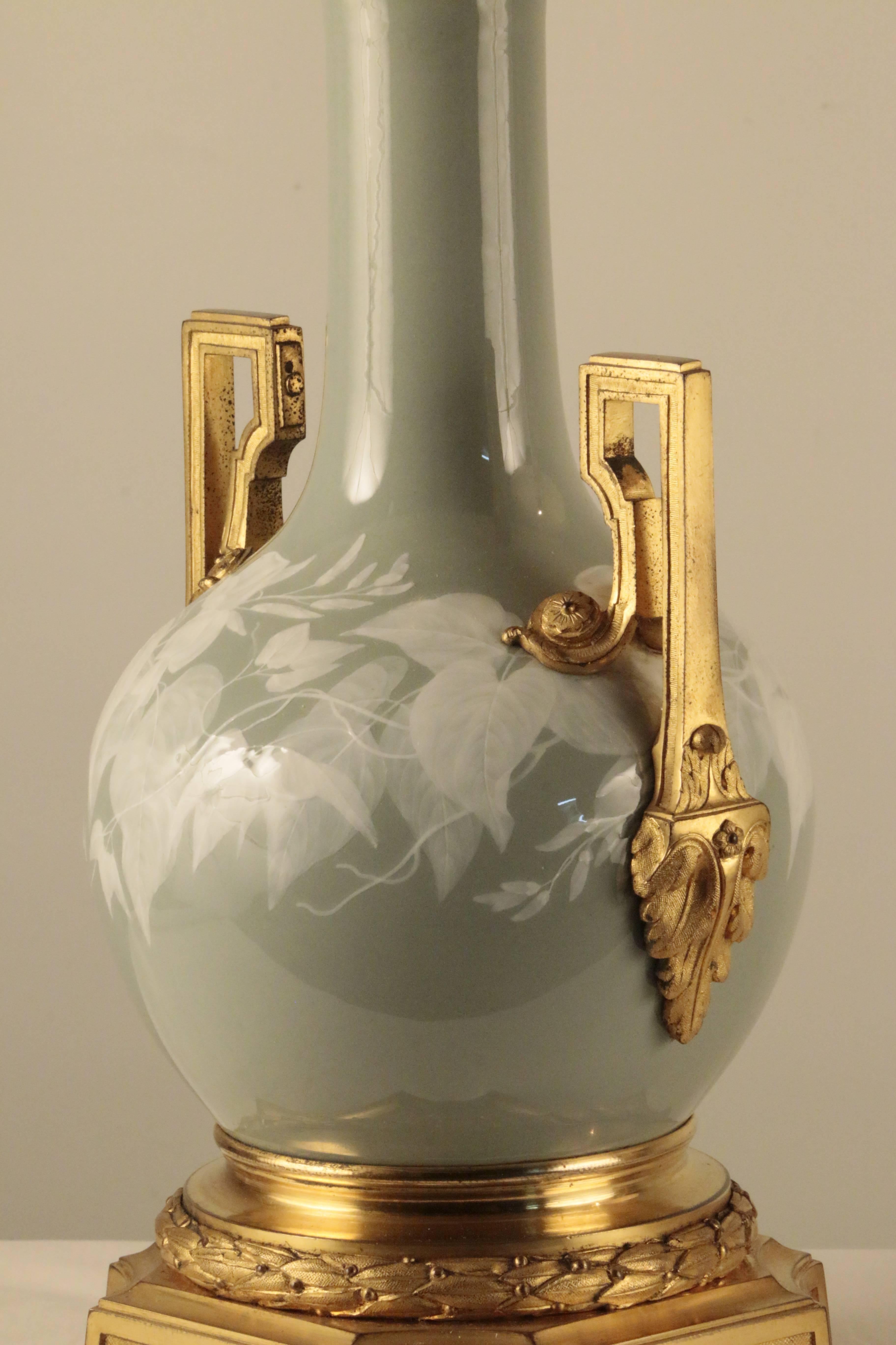 Peint à la main Paire de lampes françaises anciennes en porcelaine céladon en vente